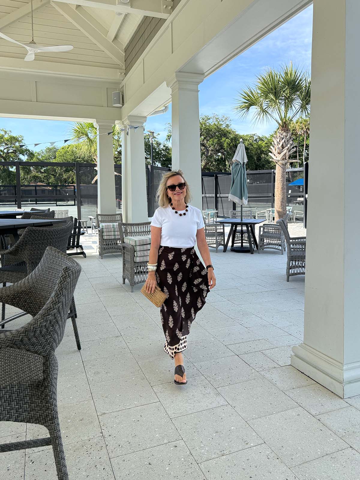 White t-shirt with printed wide-leg trousers for daytime White t-shirt with printed wide-leg trousers for daytime — Hot Weather Outfits