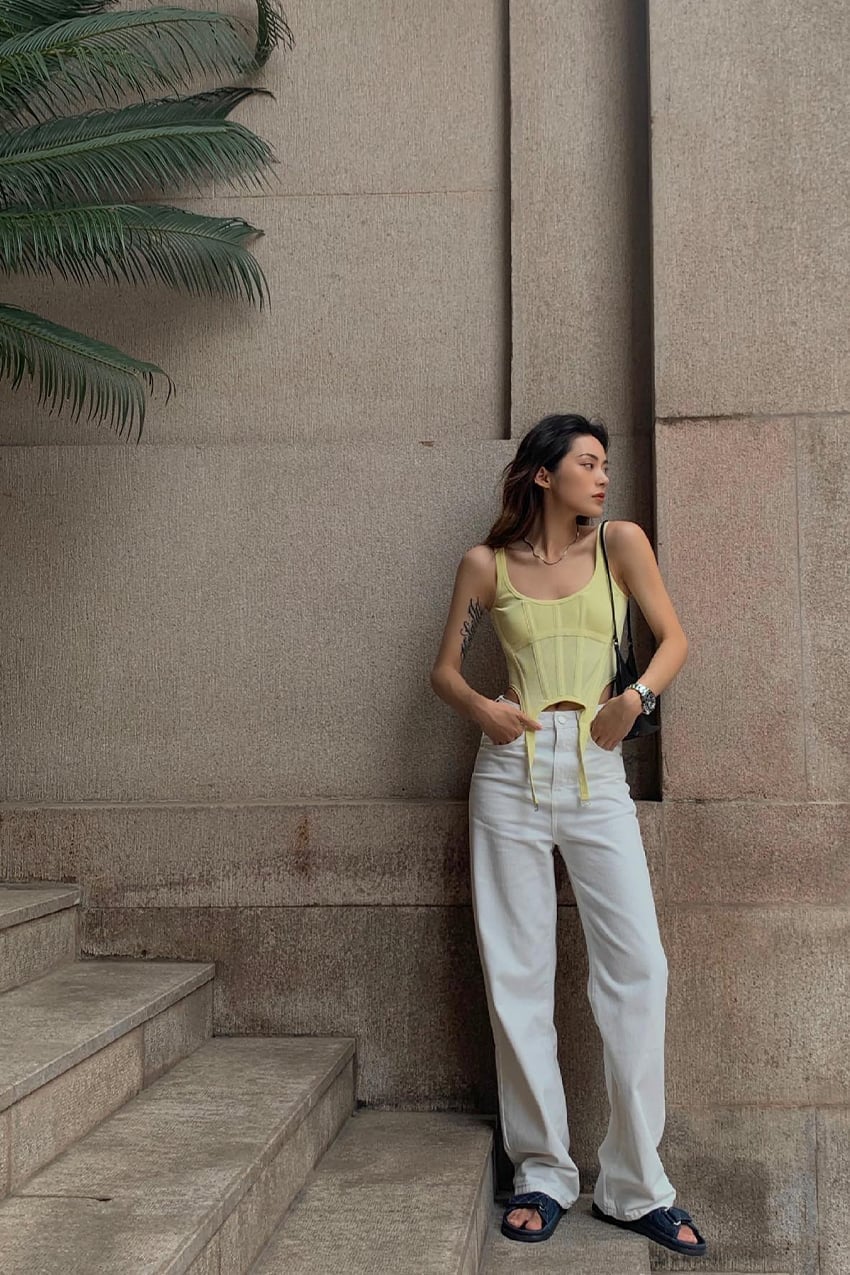 Yellow knit corset top with white wide-leg jeans Yellow knit corset top with white wide-leg jeans — Hot Weather Outfits
