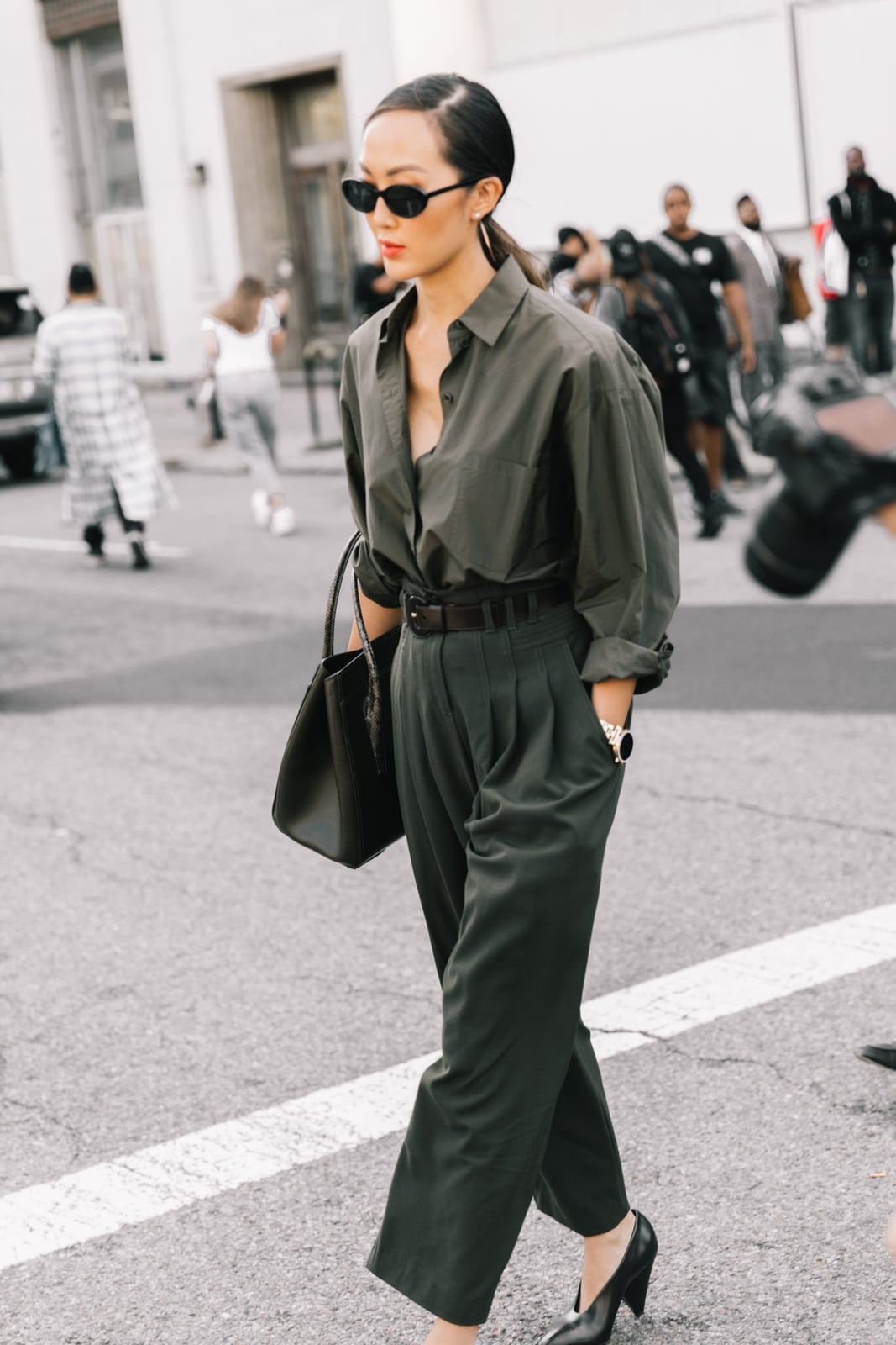 Olive green oversized shirt with wide-leg trousers, Heeled Pumps Olive green oversized shirt with wide-leg trousers, Heeled Pumps — Interview Outfits