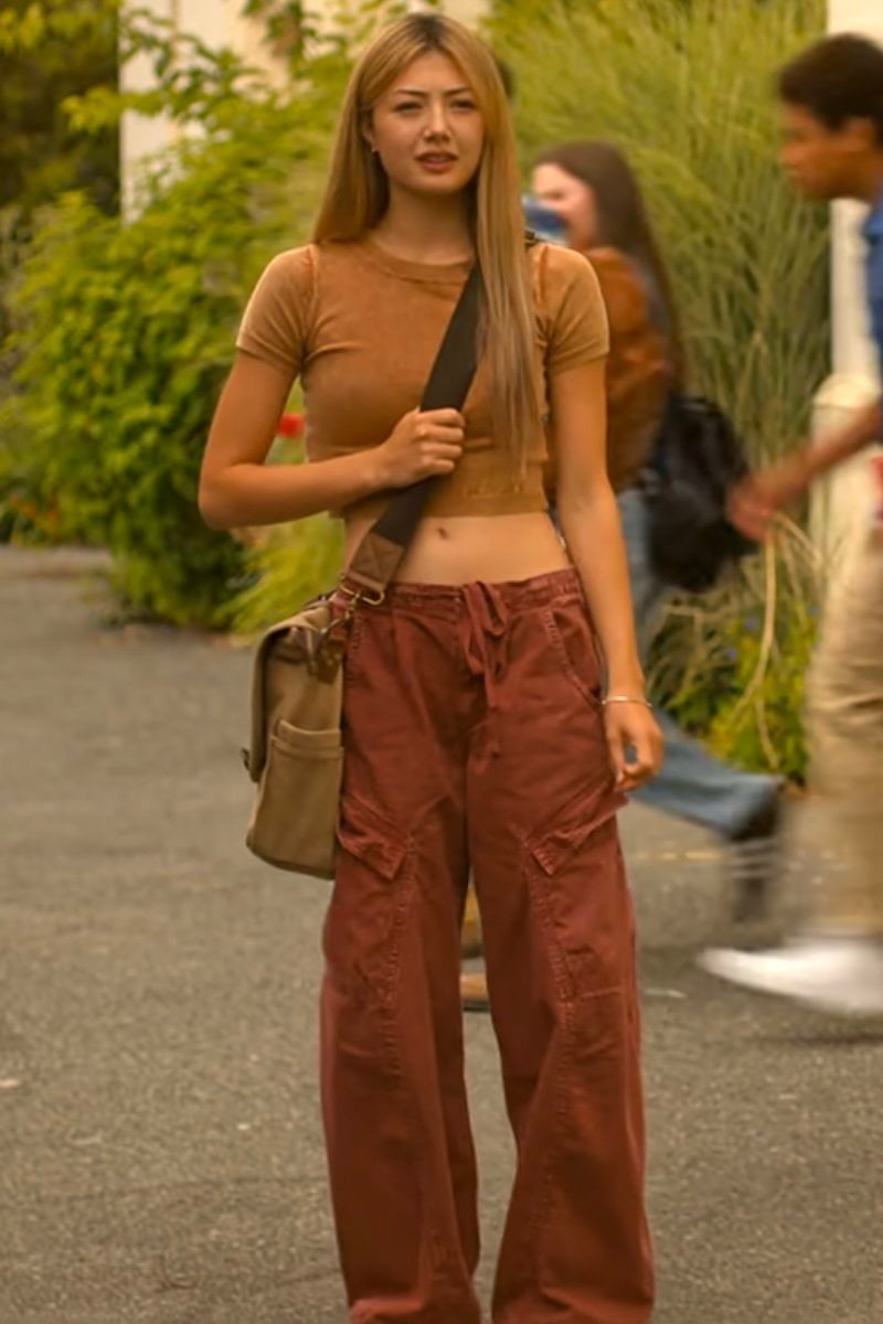 Cropped Tee With Baggy Cargo Pants Cropped Tee With Baggy Cargo Pants — It Girl Outfits