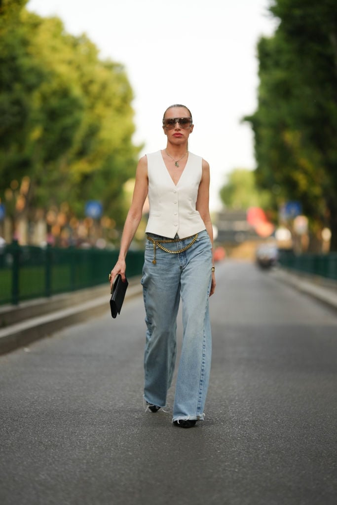 White Sleeveless Vest with Wide-Leg Jeans White Sleeveless Vest with Wide-Leg Jeans — Italian Outfits