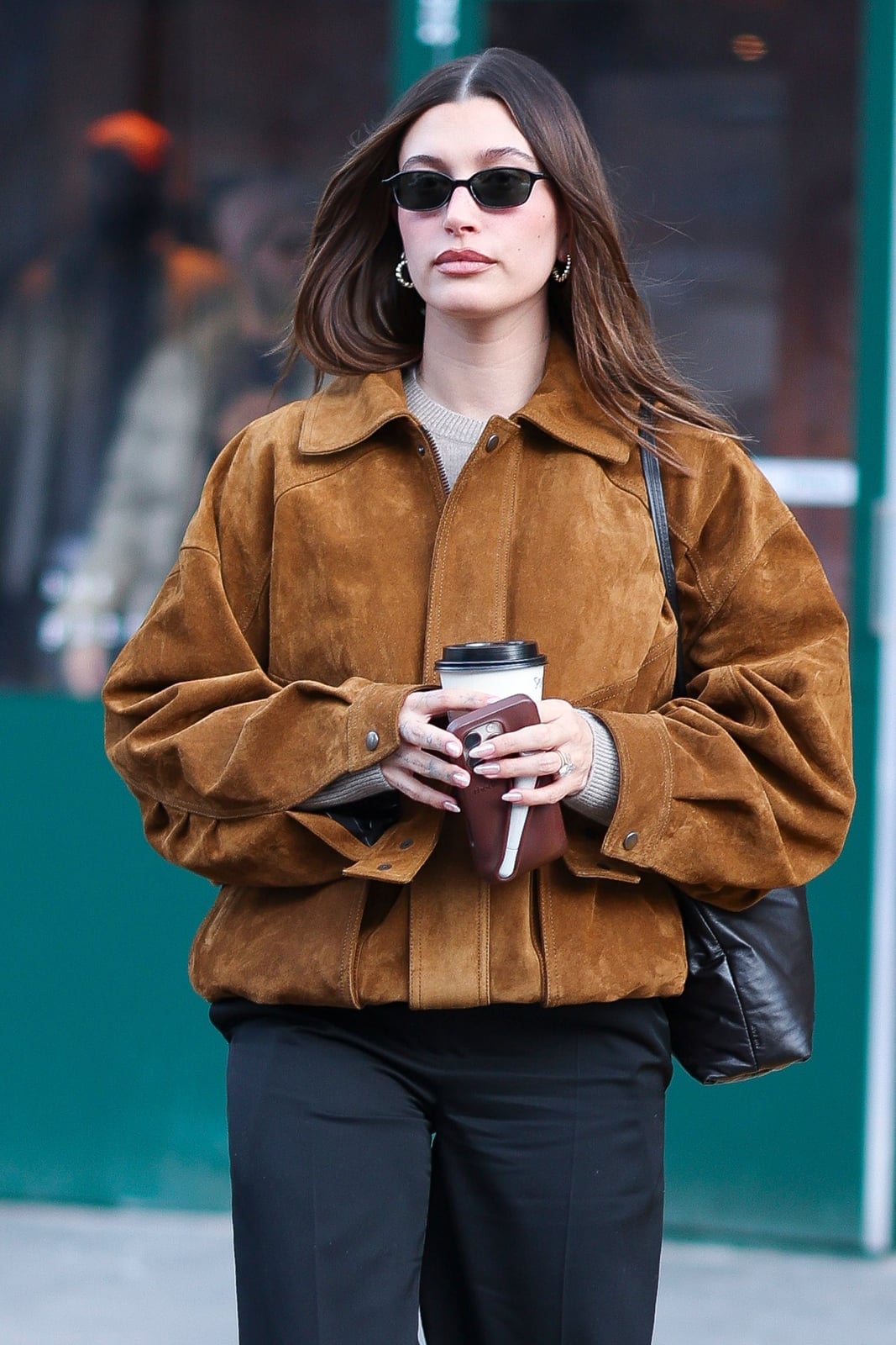 Oversized brown suede bomber jacket with black trousers Oversized brown suede bomber jacket with black trousers — Jacket Outfits