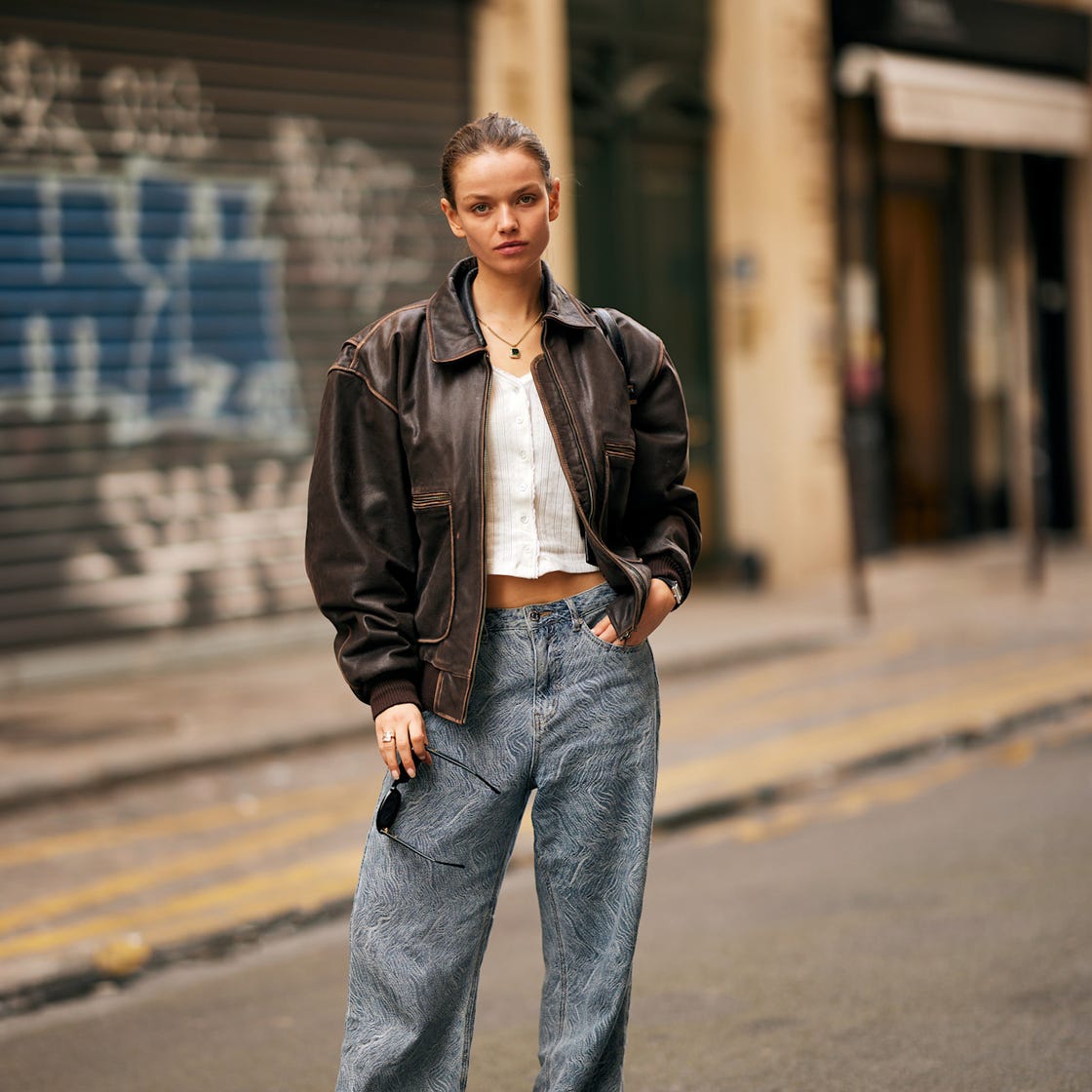 Oversized brown leather bomber jacket with patterned jeans Oversized brown leather bomber jacket with patterned jeans — Jacket Outfits