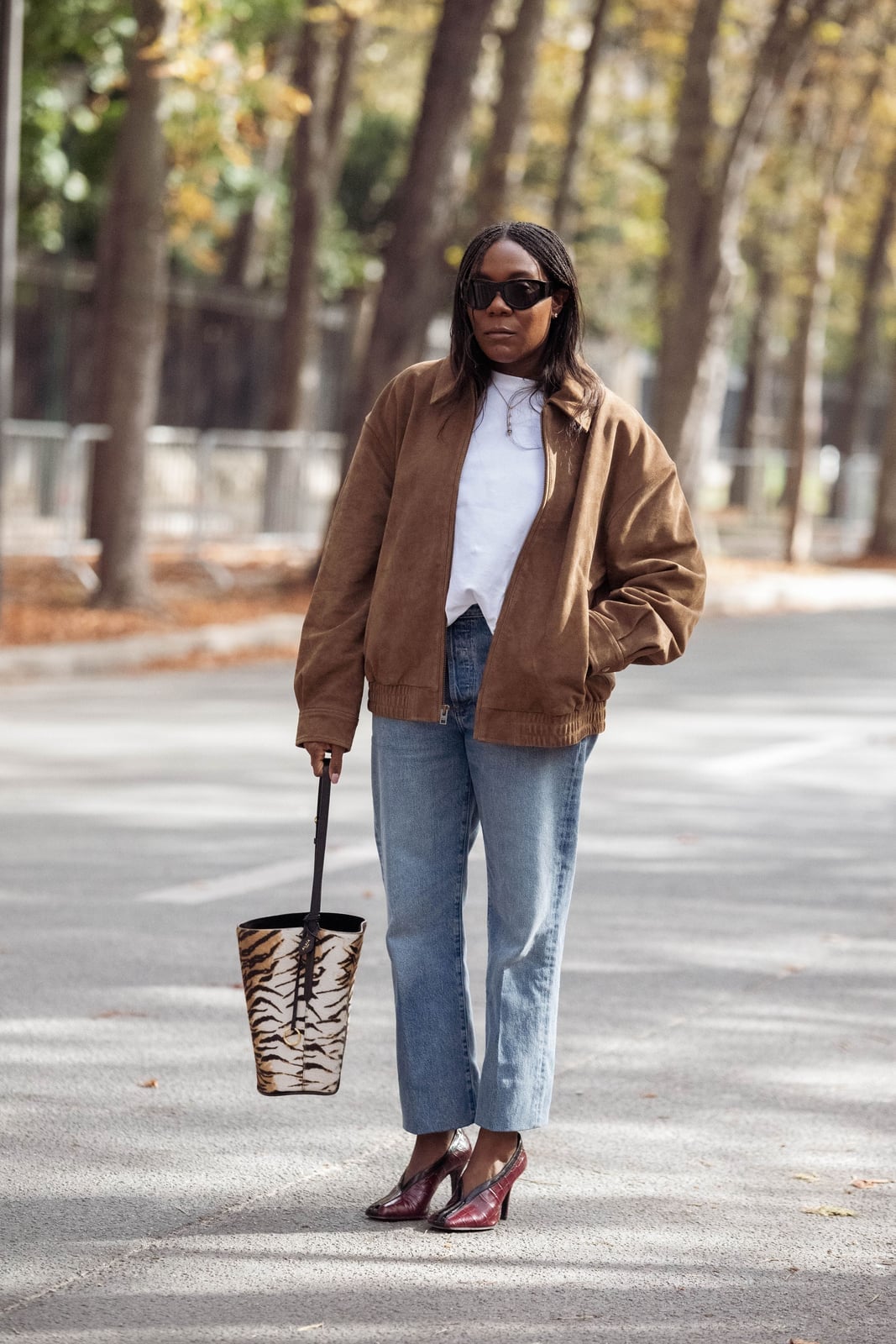 Oversized brown suede bomber jacket with straight-leg jeans Oversized brown suede bomber jacket with straight-leg jeans — Jacket Outfits