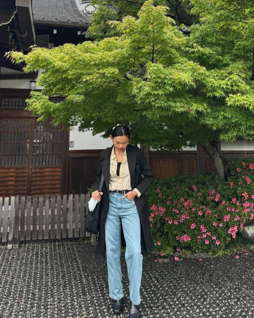 Black trench coat with straight-leg jeans Black trench coat with straight-leg jeans — Japan Outfits