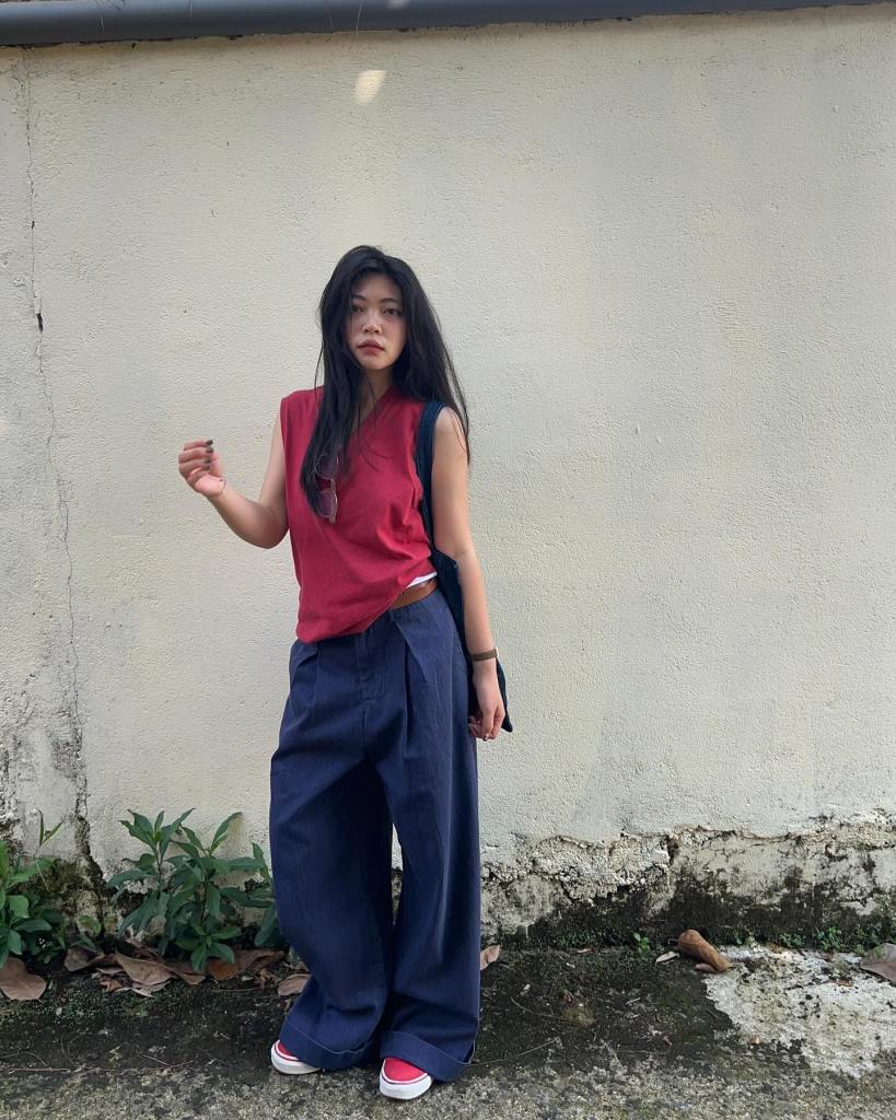 Red sleeveless top and navy wide-leg pants Red sleeveless top and navy wide-leg pants — Japan Outfits