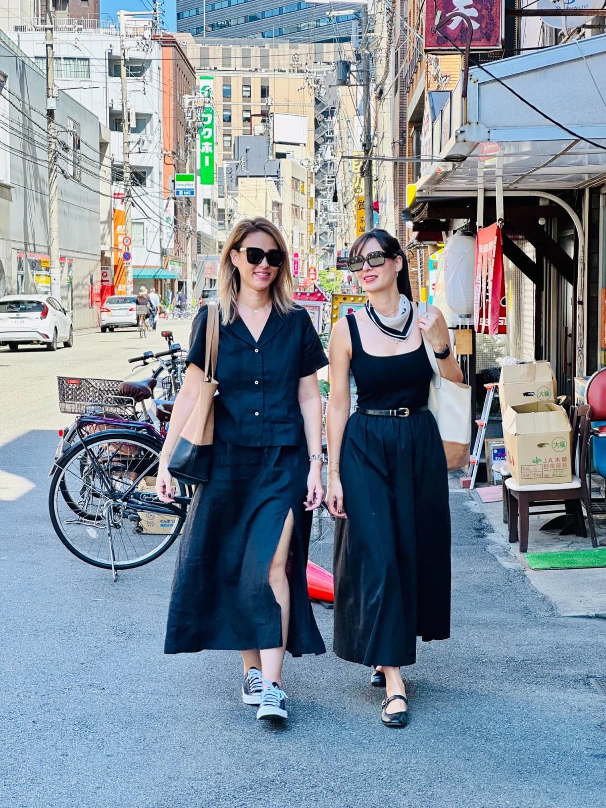 Linen shirt with slit skirt and sneakers Linen shirt with slit skirt and sneakers — Japan Outfits