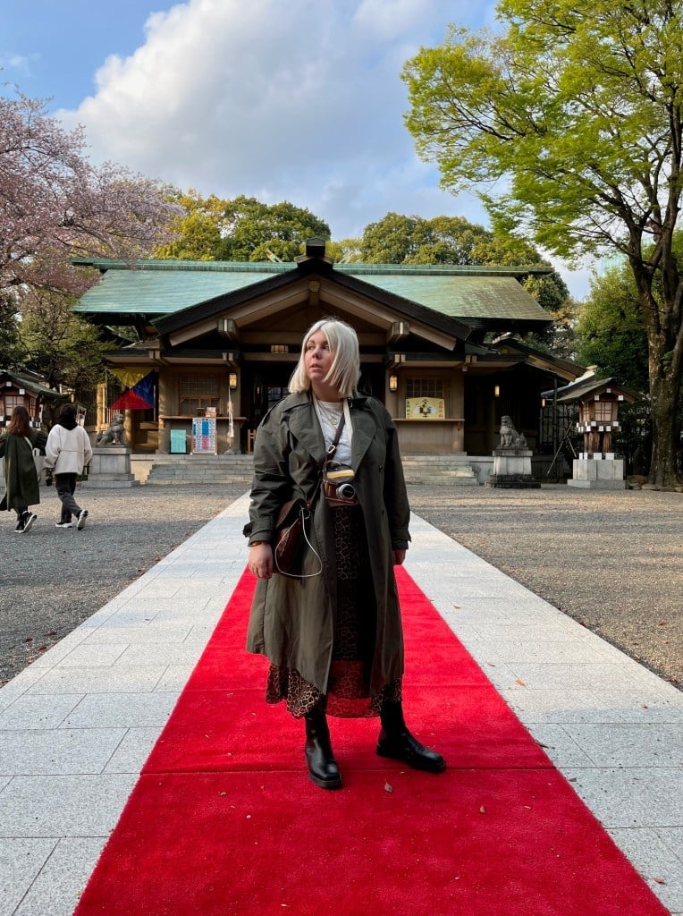 Olive green trench coat over patterned skirt Olive green trench coat over patterned skirt — Japan Outfits