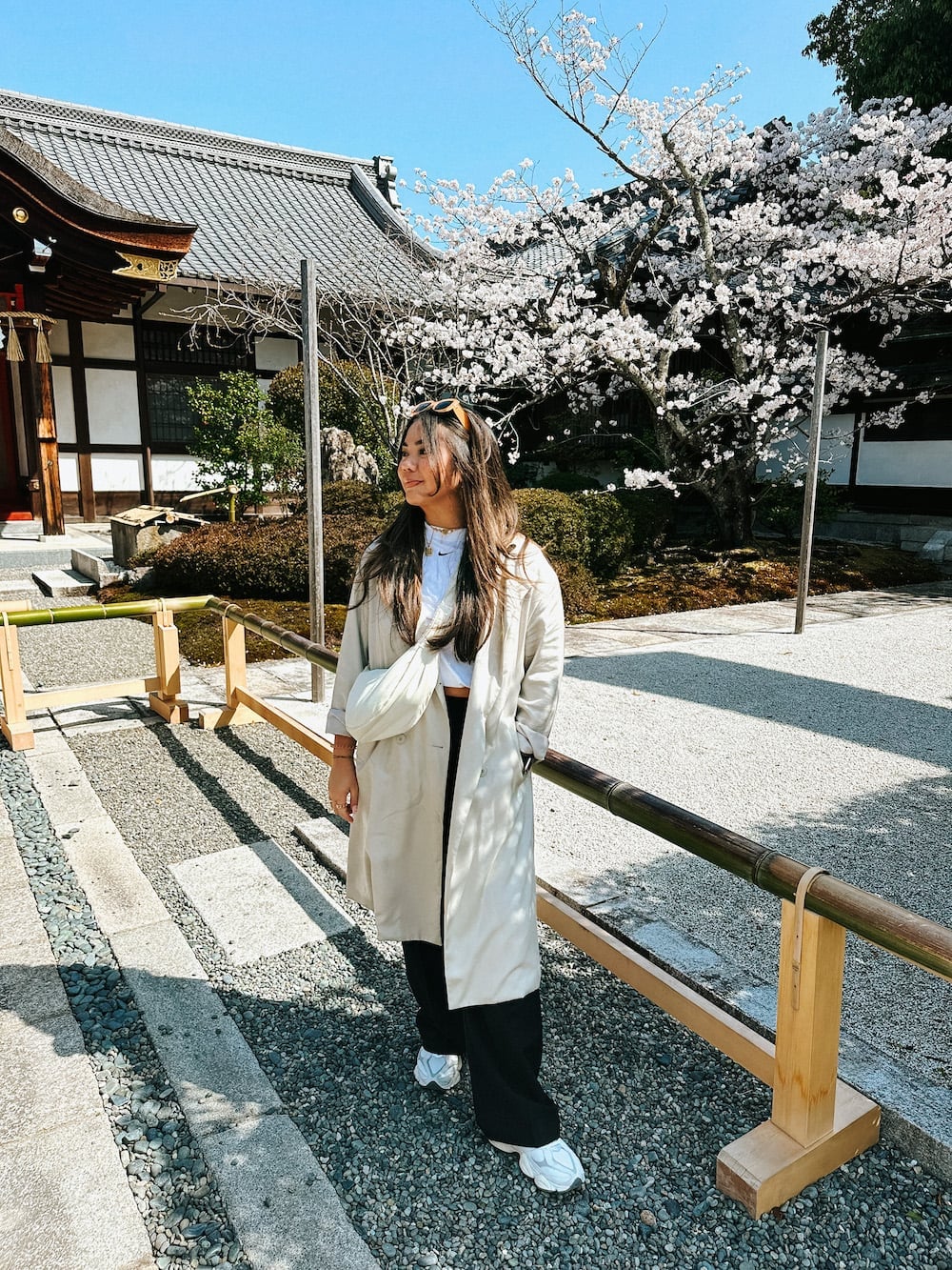 Beige trench coat with white top and black pants Beige trench coat with white top and black pants — Japan Outfits