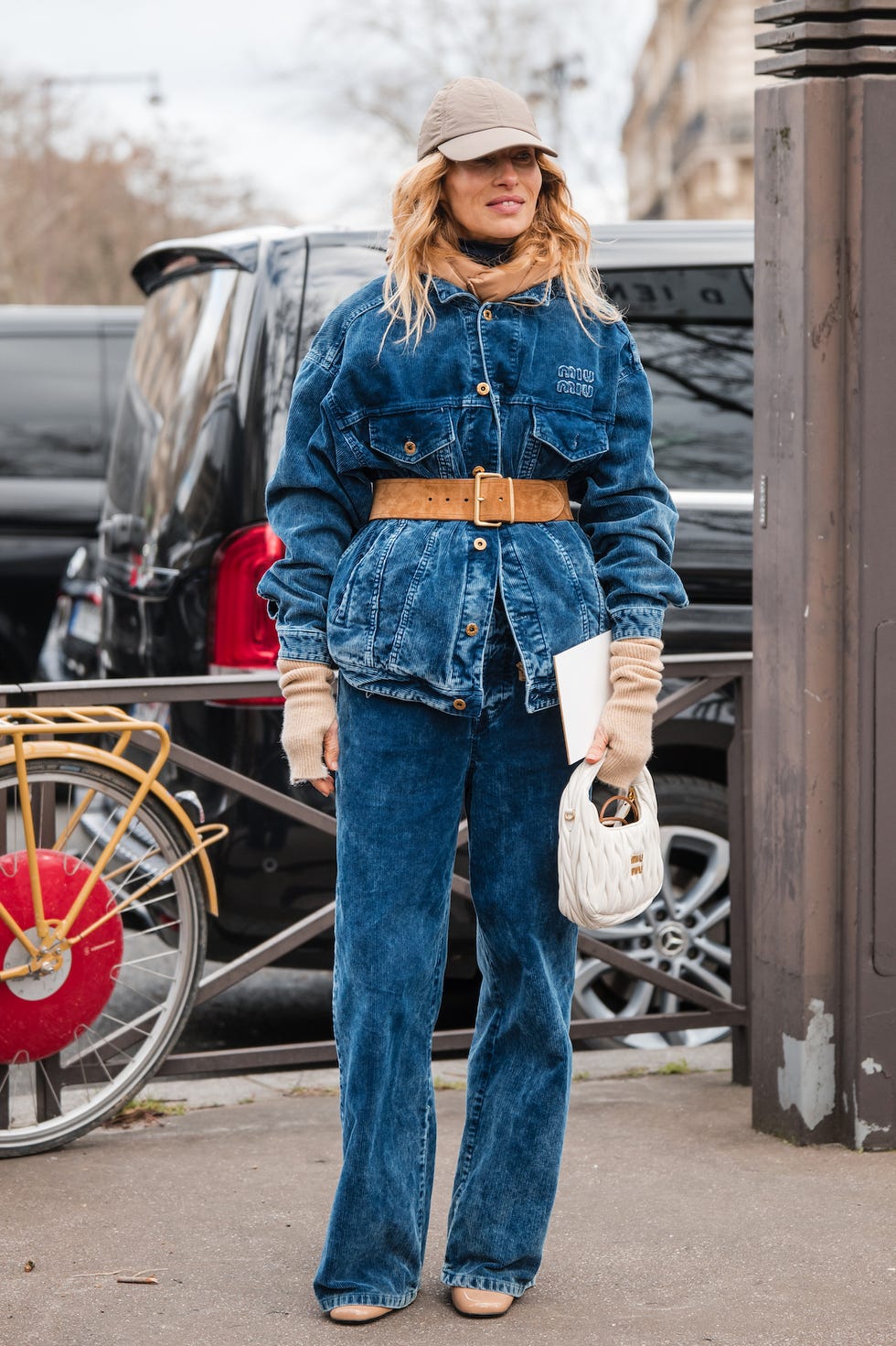 Oversized Denim Jacket With Wide Leg Jeans And Belt Oversized Denim Jacket With Wide Leg Jeans And Belt — Jean Jacket Outfits