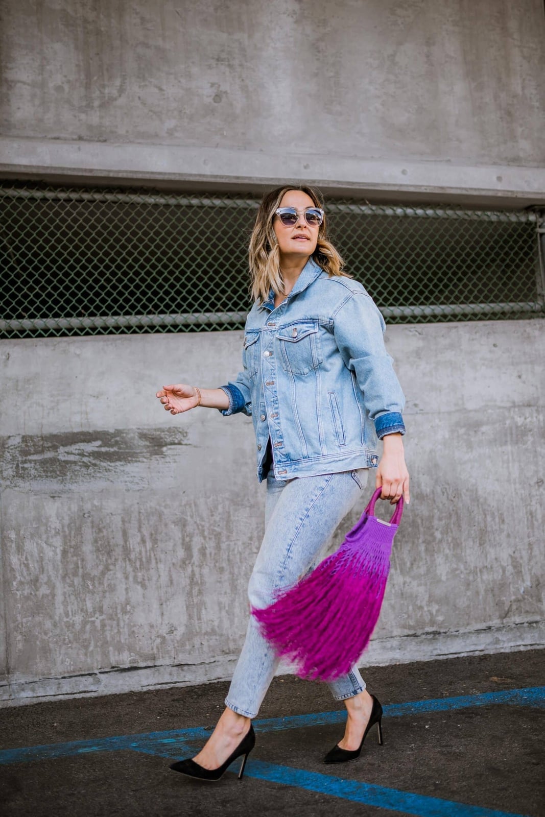 Light Wash Denim Jacket With Matching Jeans And Pink Bag Light Wash Denim Jacket With Matching Jeans And Pink Bag — Jean Jacket Outfits