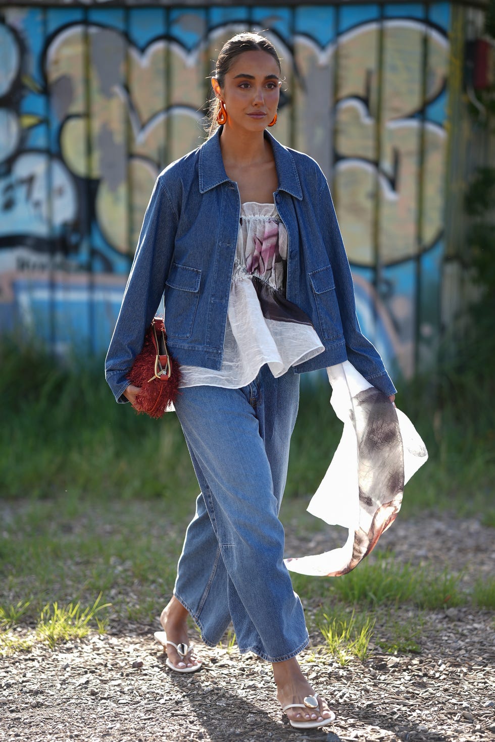 Oversized Denim Jacket With Wide Leg Jeans, Silver Thong Sandals Oversized Denim Jacket With Wide Leg Jeans, Silver Thong Sandals — Jean Jacket Outfits