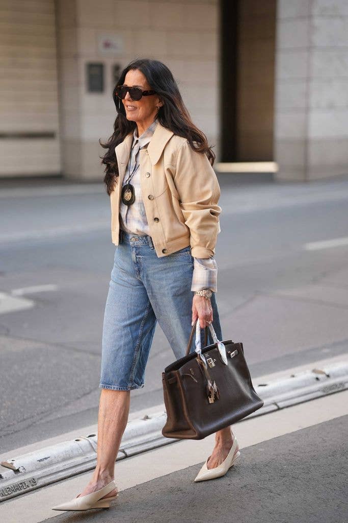 Light wash denim culottes with a beige cropped jacket Light wash denim culottes with a beige cropped jacket — Jean Shorts Outfits