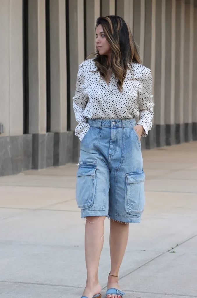 Oversized light blue denim cargo shorts with a polka dot shirt Oversized light blue denim cargo shorts with a polka dot shirt — Jean Shorts Outfits
