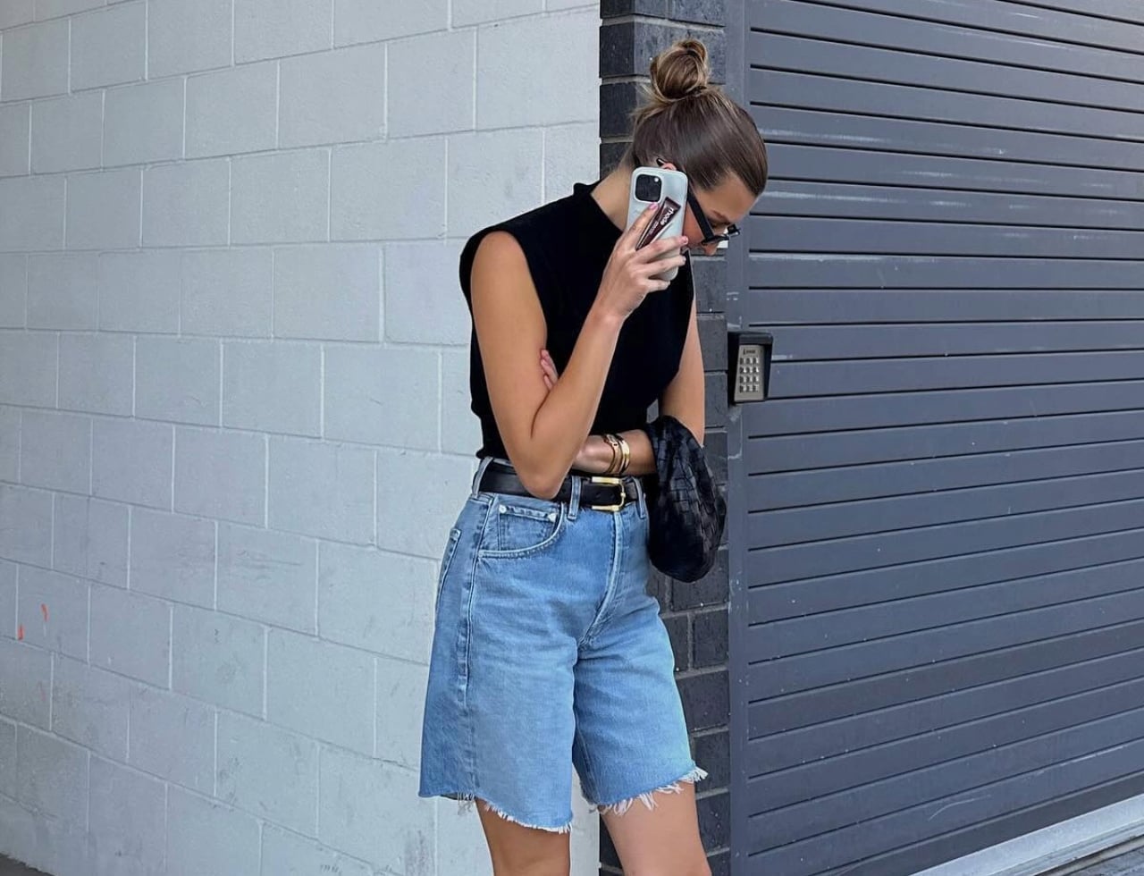 Light blue denim bermuda shorts with a black turtleneck top Light blue denim bermuda shorts with a black turtleneck top — Jean Shorts Outfits