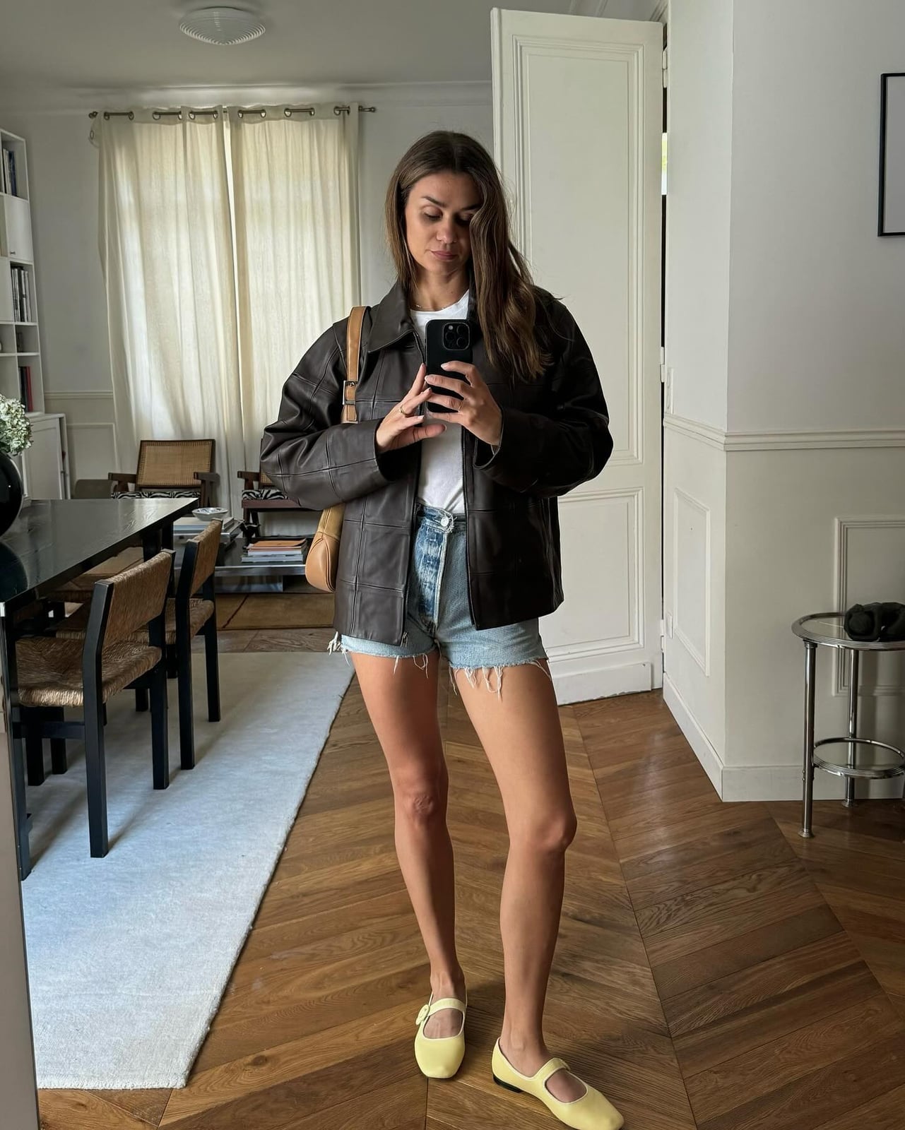 Distressed denim shorts with a white t-shirt and leather jacket Distressed denim shorts with a white t-shirt and leather jacket — Jean Shorts Outfits
