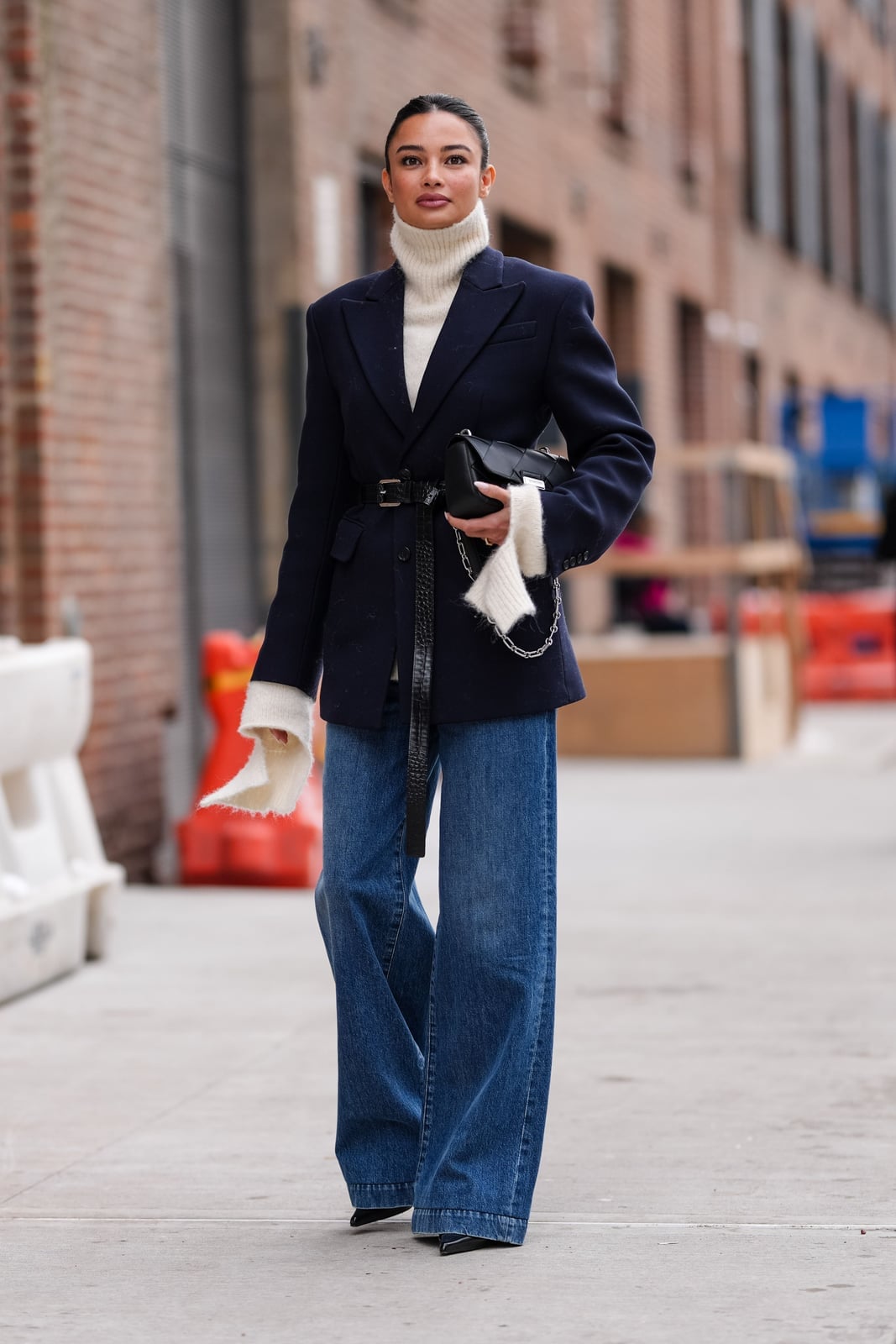 Wide leg jeans with a cream turtleneck and navy blazer Wide leg jeans with a cream turtleneck and navy blazer — Jeans Outfits