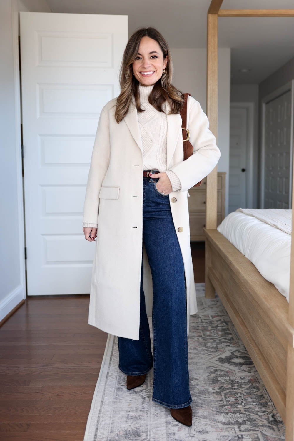 Dark wash wide leg jeans with cream knitwear and long coat Dark wash wide leg jeans with cream knitwear and long coat — Jeans Outfits