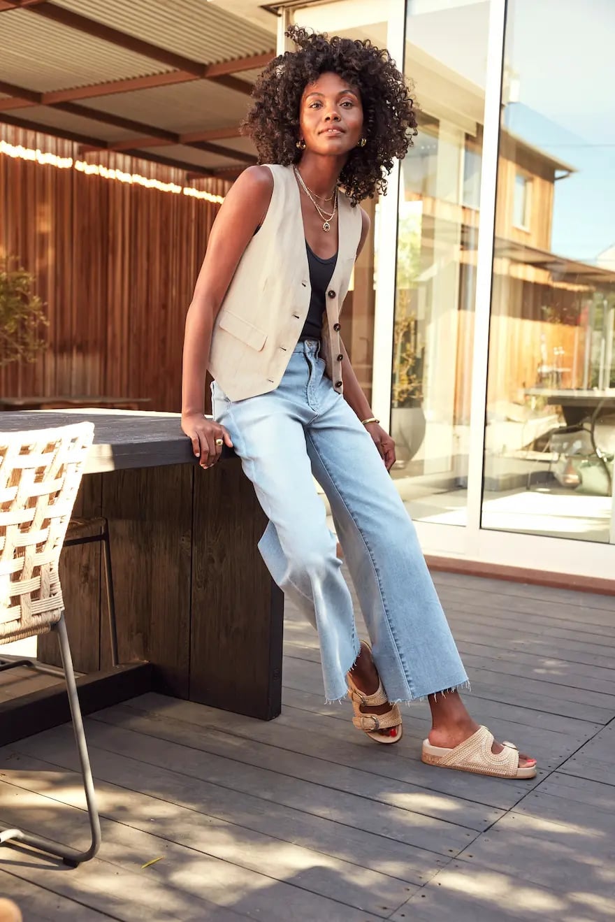 Light blue wide leg cropped jeans with black tank and beige vest Light blue wide leg cropped jeans with black tank and beige vest — Jeans Outfits