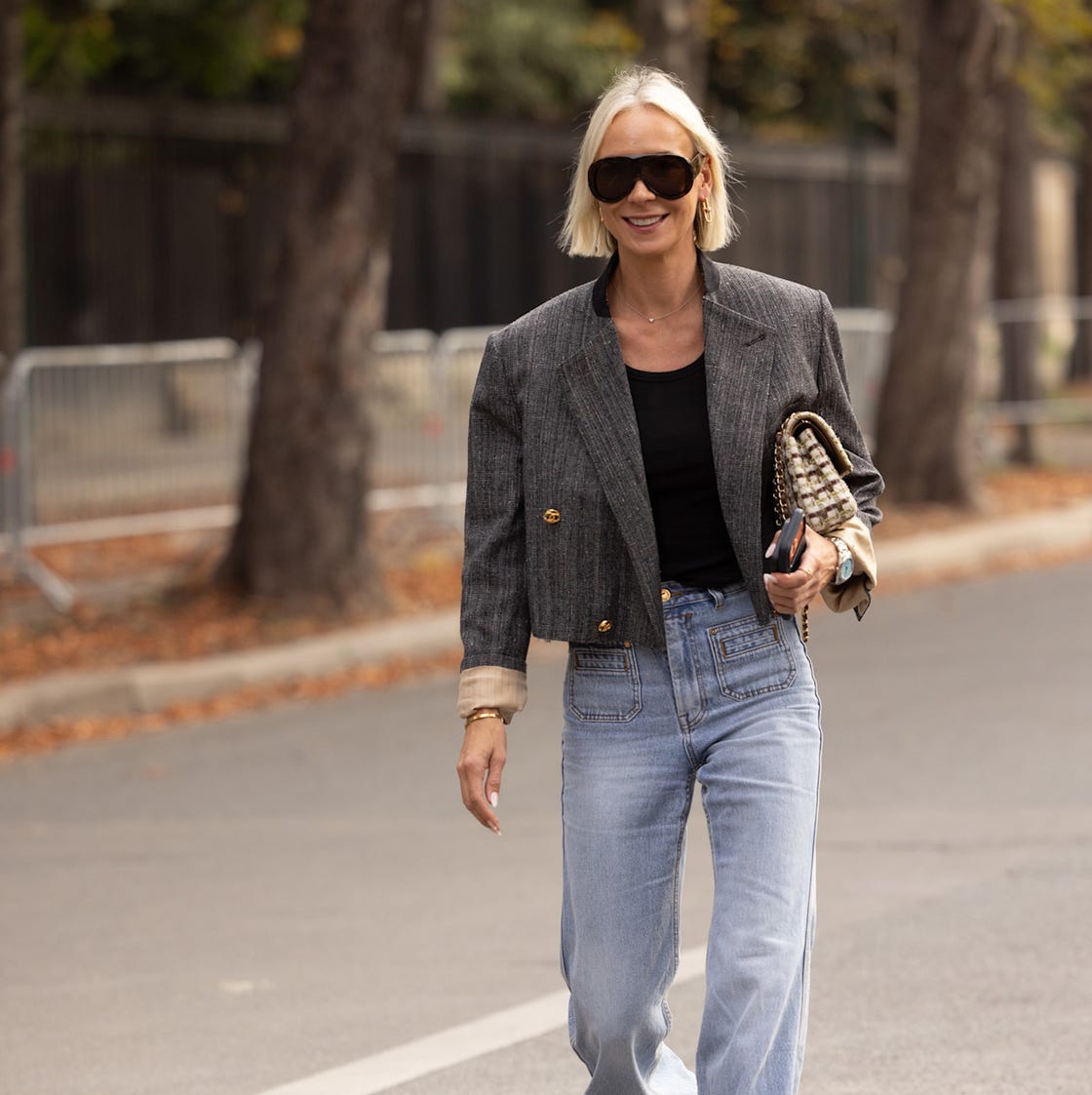 Light wash wide leg jeans with black tank and gray cropped blazer Light wash wide leg jeans with black tank and gray cropped blazer — Jeans Outfits