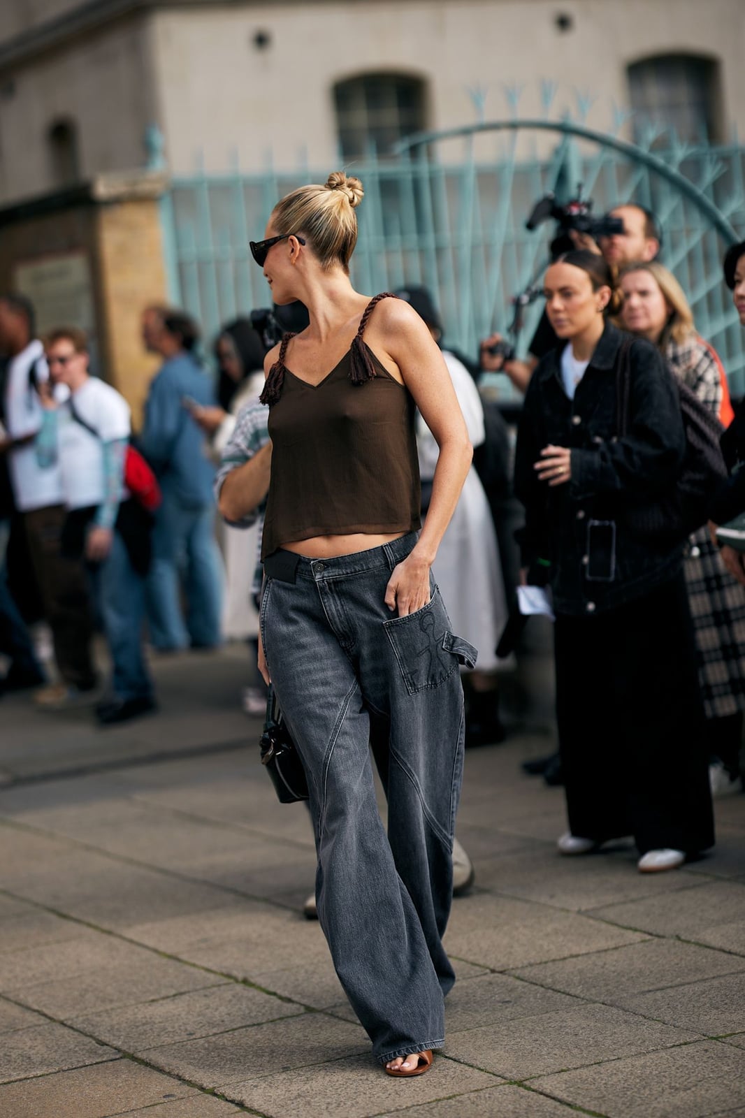 Dark gray baggy wide leg jeans with a brown top Dark gray baggy wide leg jeans with a brown top — Jeans Outfits