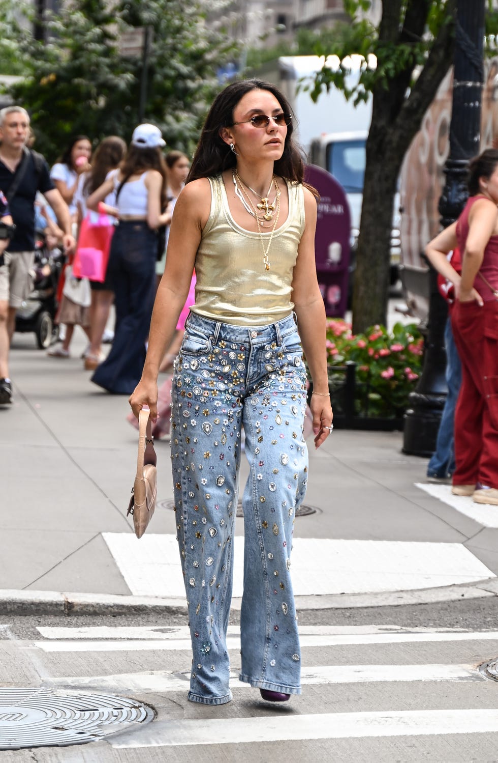 Embellished light wash wide leg jeans with gold tank Embellished light wash wide leg jeans with gold tank — Jeans Outfits
