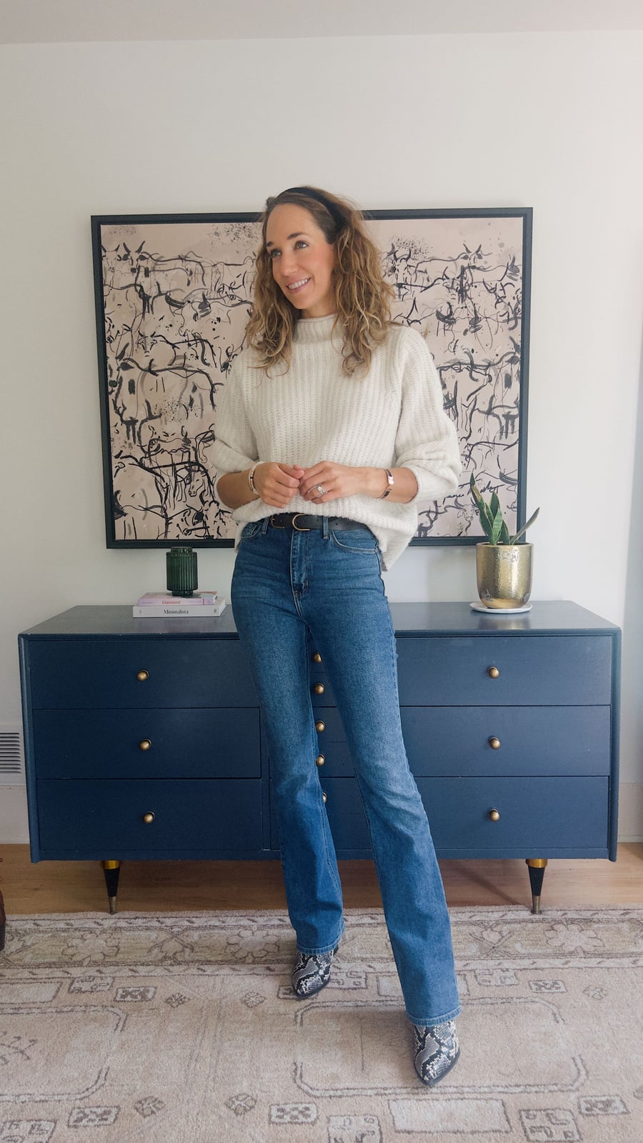 Dark wash flare jeans with cream oversized sweater Dark wash flare jeans with cream oversized sweater — Jeans Outfits