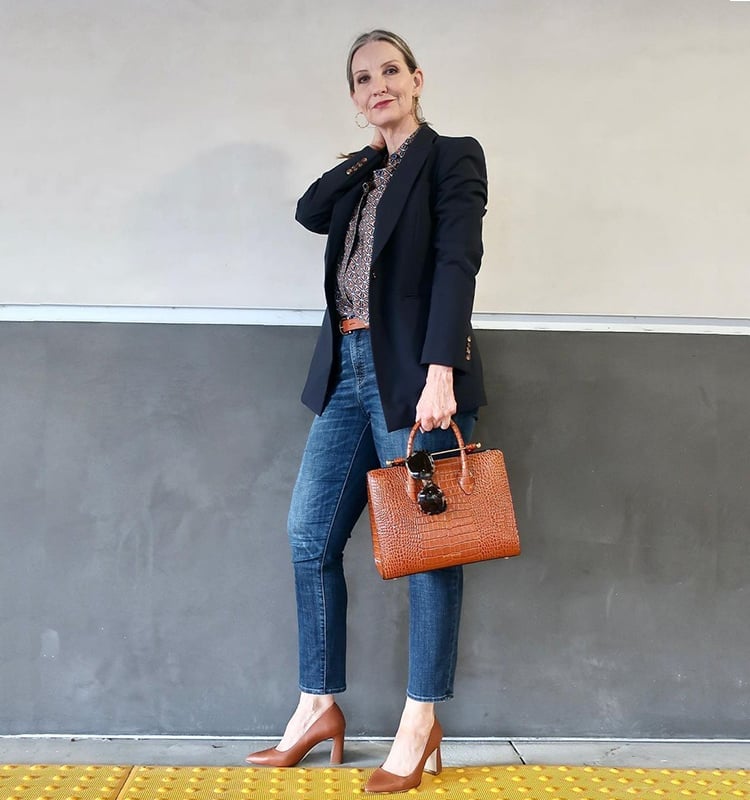 Dark wash skinny jeans with printed blouse and navy blazer Dark wash skinny jeans with printed blouse and navy blazer — Jeans Outfits