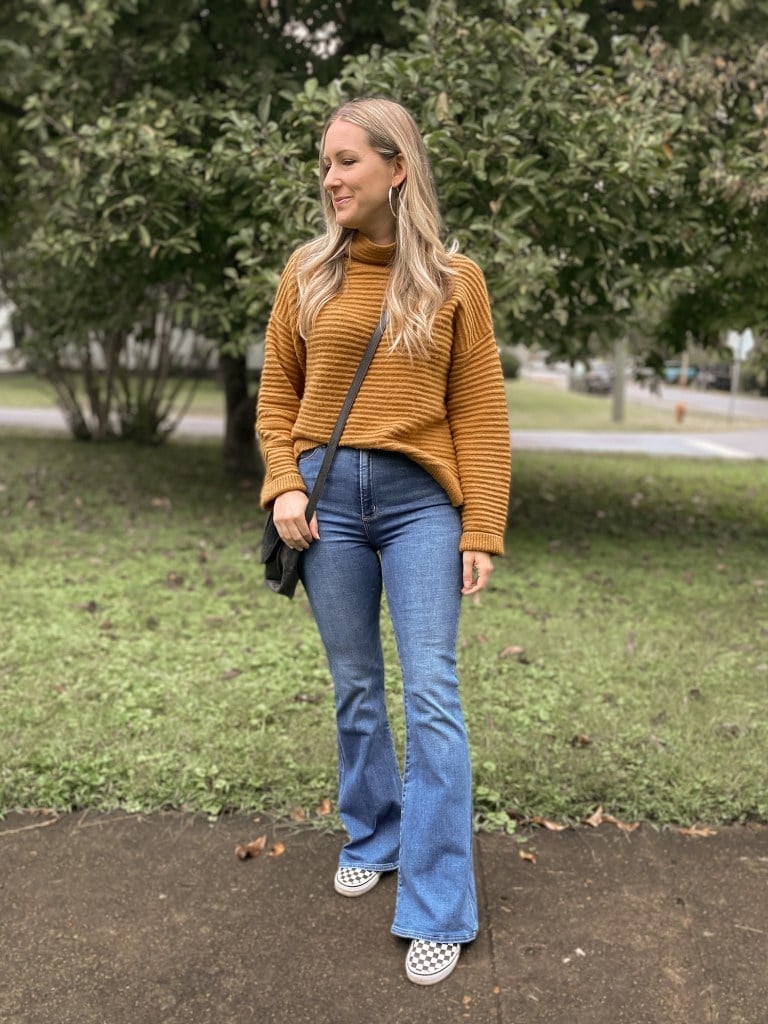 Blue flare jeans with mustard yellow turtleneck sweater Blue flare jeans with mustard yellow turtleneck sweater — Jeans Outfits