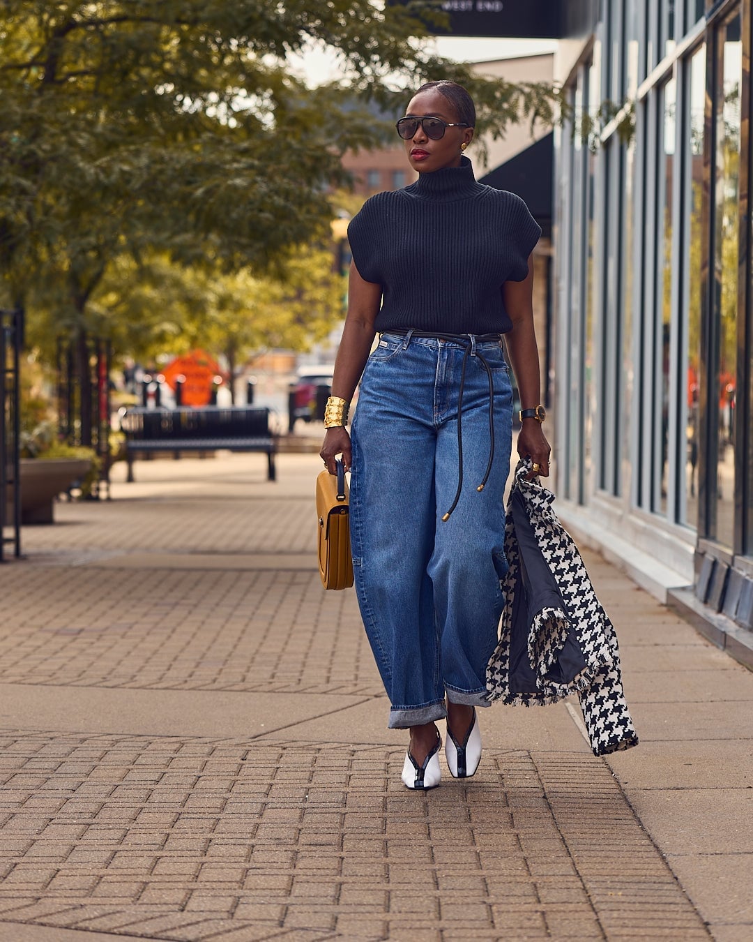 High-waisted wide leg jeans with black turtleneck and houndstooth High-waisted wide leg jeans with black turtleneck and houndstooth — Jeans Outfits