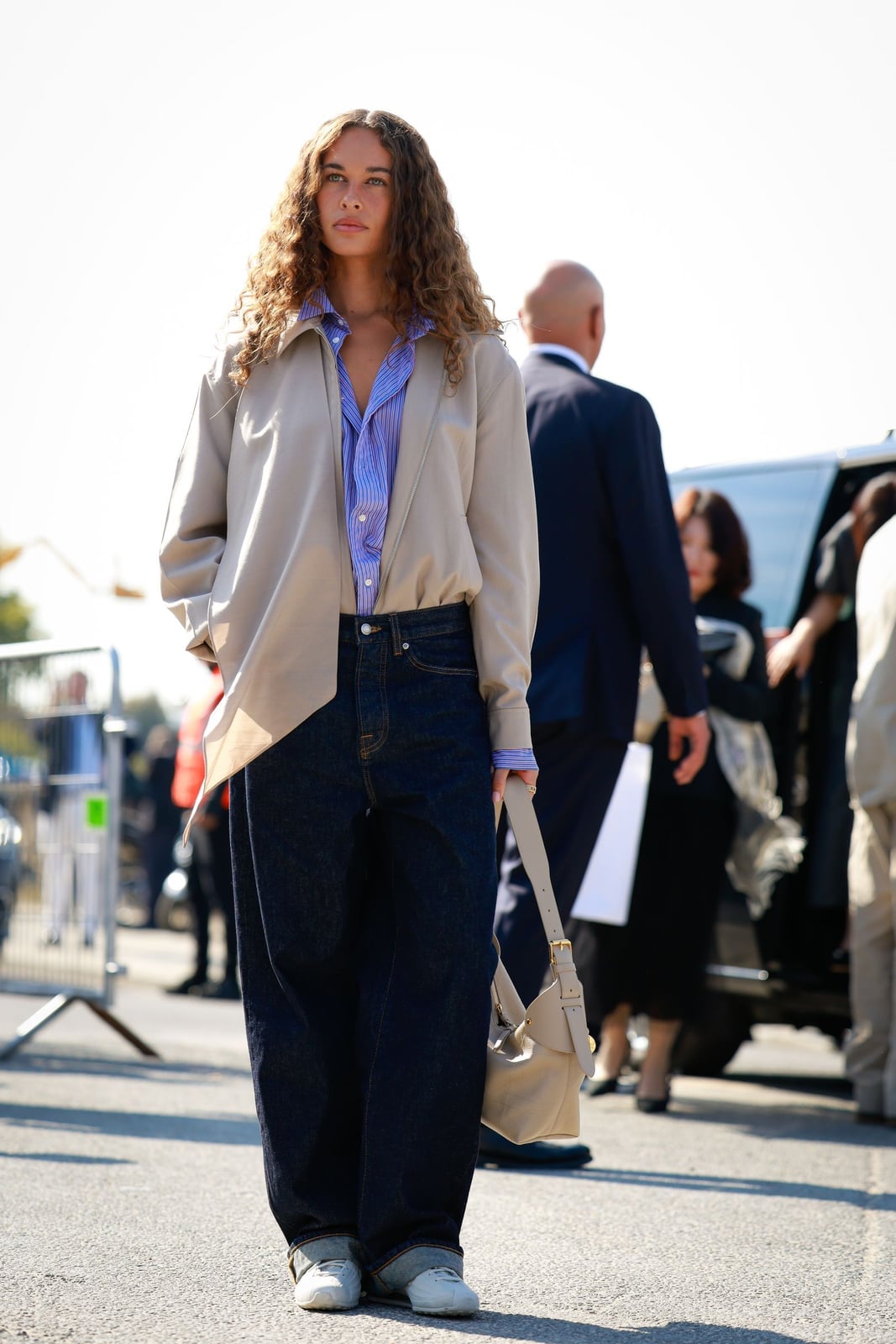 Baggy dark wash jeans with beige jacket and striped shirt Baggy dark wash jeans with beige jacket and striped shirt — Jeans Outfits