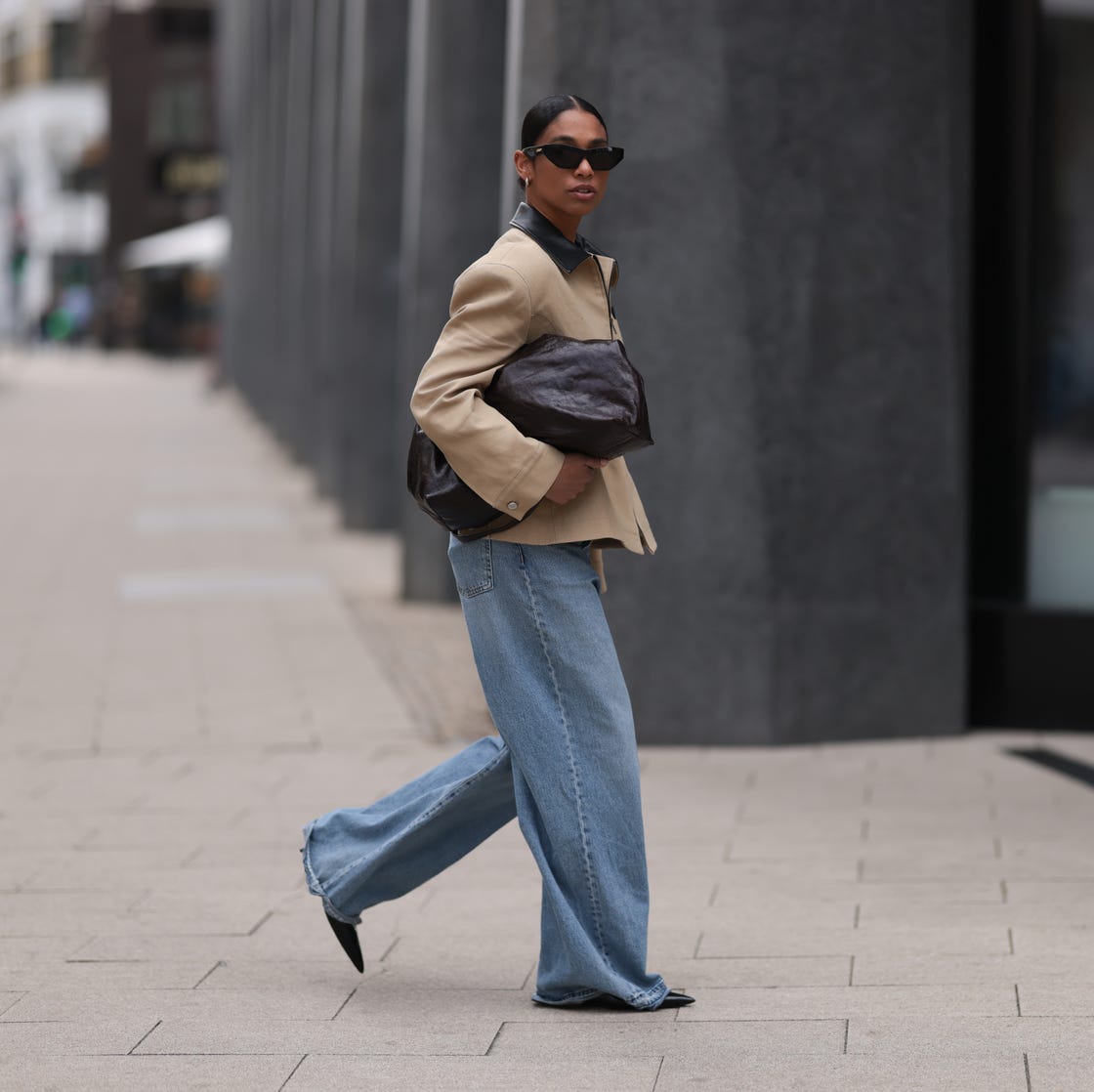 Light blue wide leg jeans with tan blazer and black collar Light blue wide leg jeans with tan blazer and black collar — Jeans Outfits