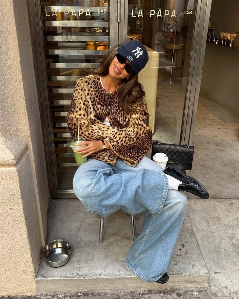 Baggy light wash jeans with a white t-shirt and leopard print jacket Baggy light wash jeans with a white t-shirt and leopard print jacket — Jeans Outfits