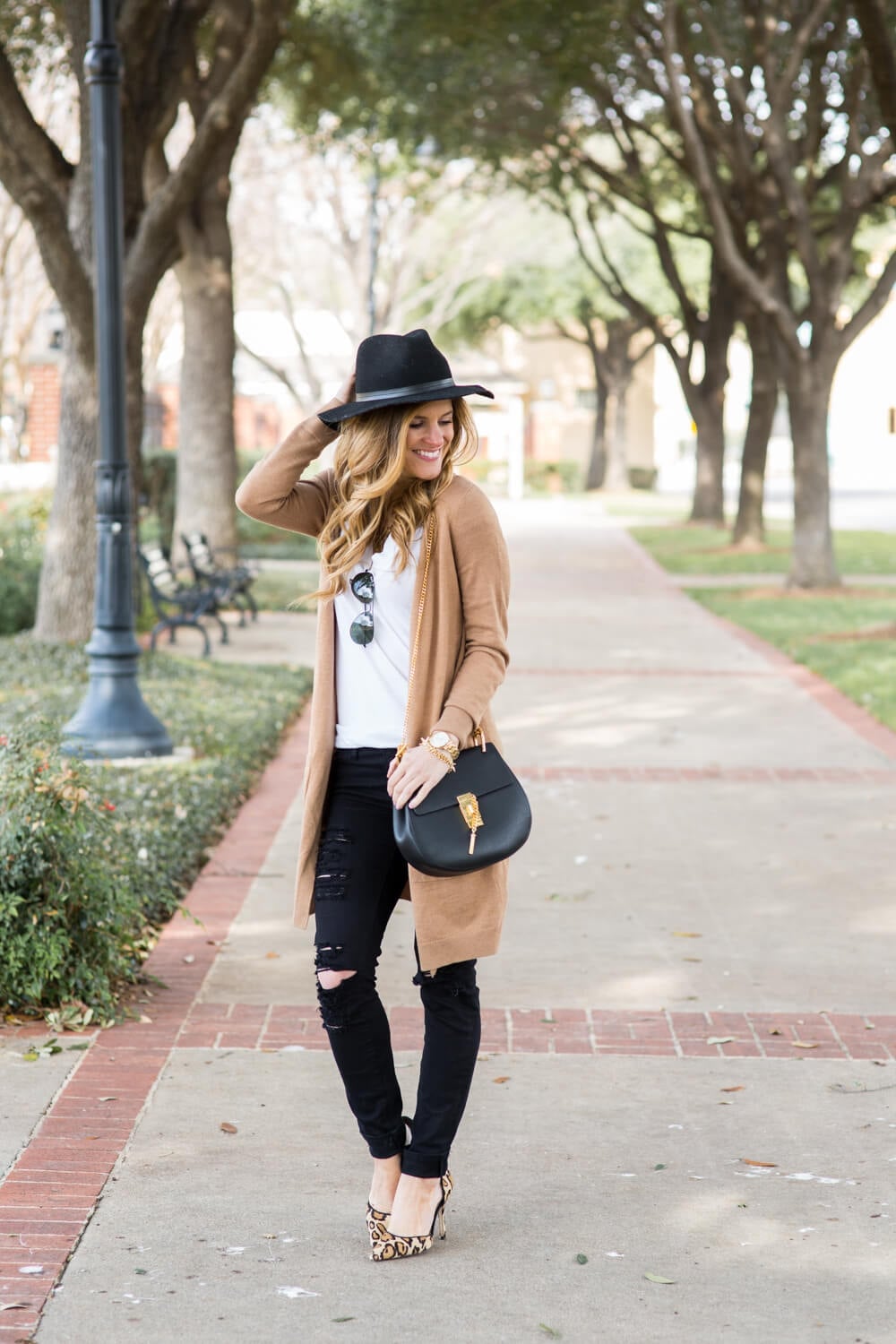 Distressed black skinny jeans with white t-shirt and camel cardigan Distressed black skinny jeans with white t-shirt and camel cardigan — Jeans Outfits