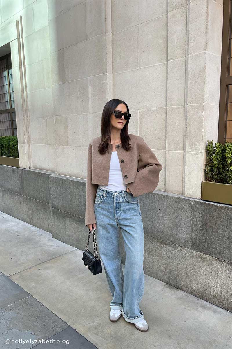 Light wash wide leg jeans with white tank and brown cardigan Light wash wide leg jeans with white tank and brown cardigan — Jeans Outfits