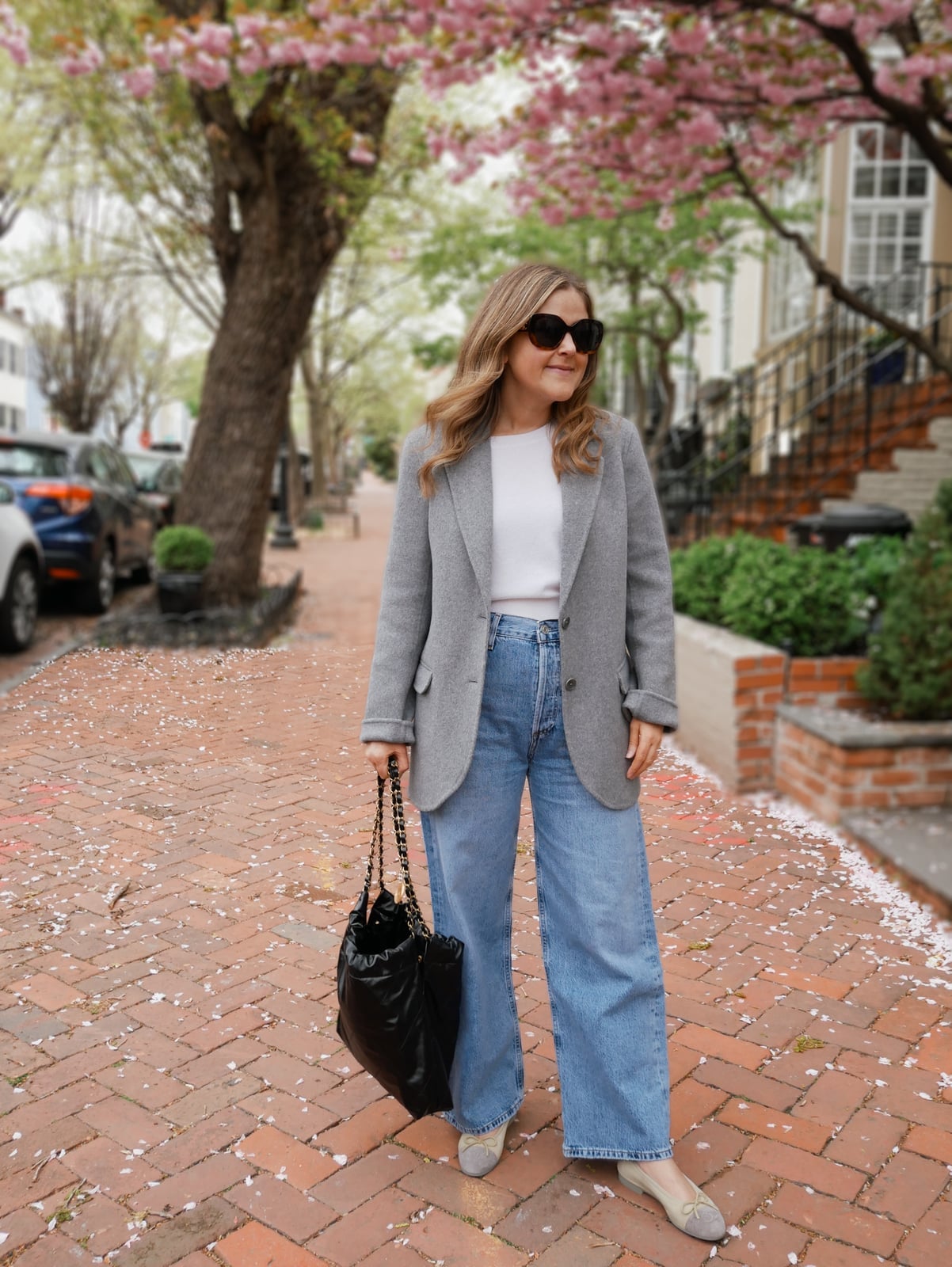 Light wash wide leg jeans with a white t-shirt and gray blazer Light wash wide leg jeans with a white t-shirt and gray blazer — Jeans Outfits
