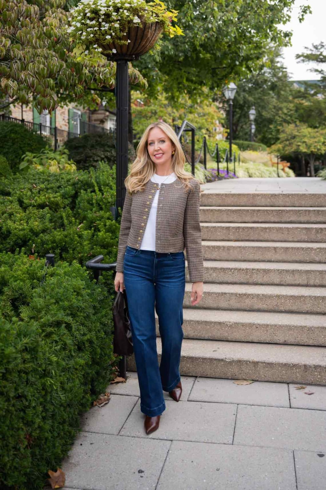 Dark wash flare jeans with a white t-shirt and tweed jacket Dark wash flare jeans with a white t-shirt and tweed jacket — Jeans Outfits