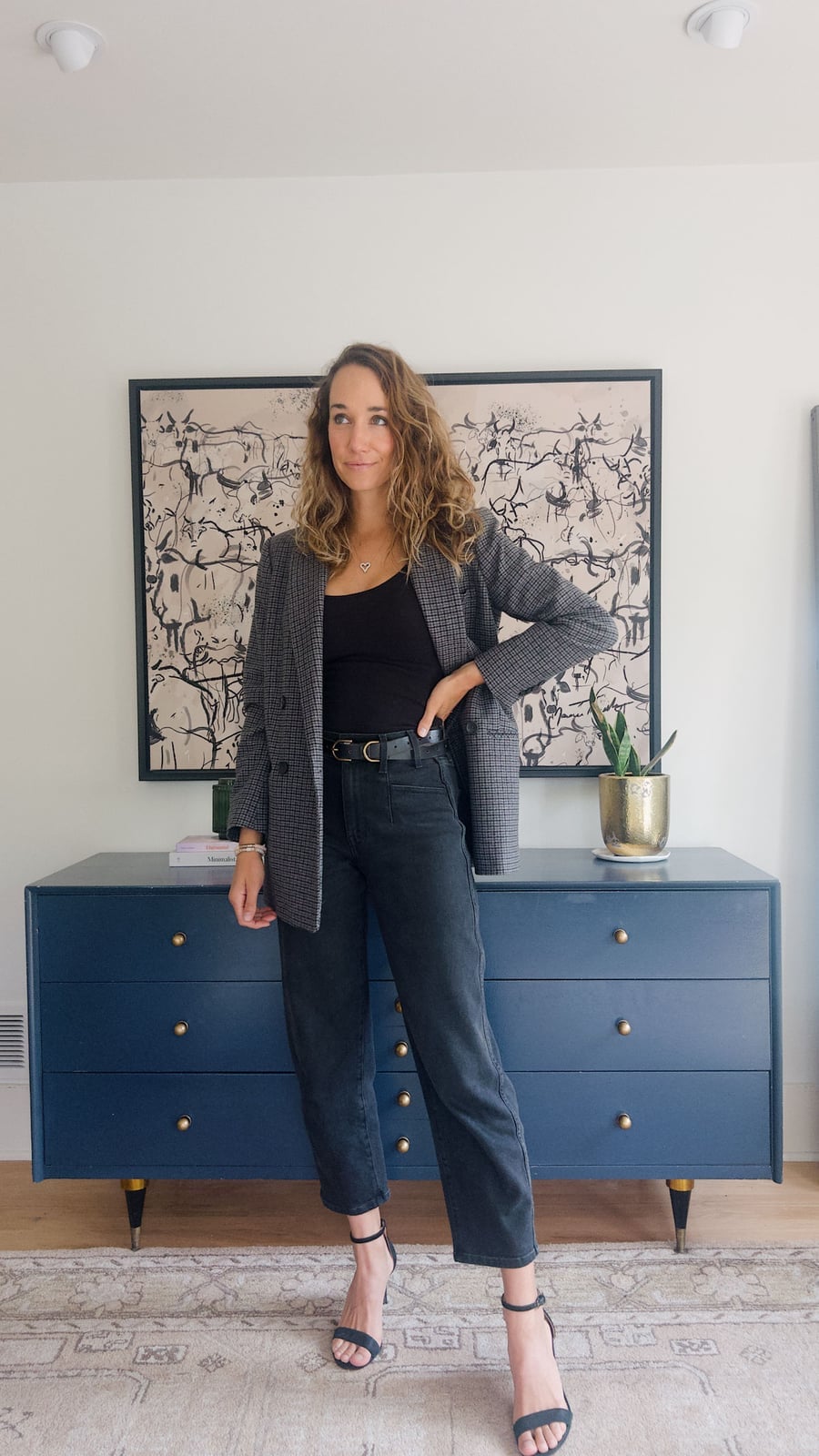 Dark wash straight leg jeans with a black tank and gray plaid blazer Dark wash straight leg jeans with a black tank and gray plaid blazer — Jeans Outfits