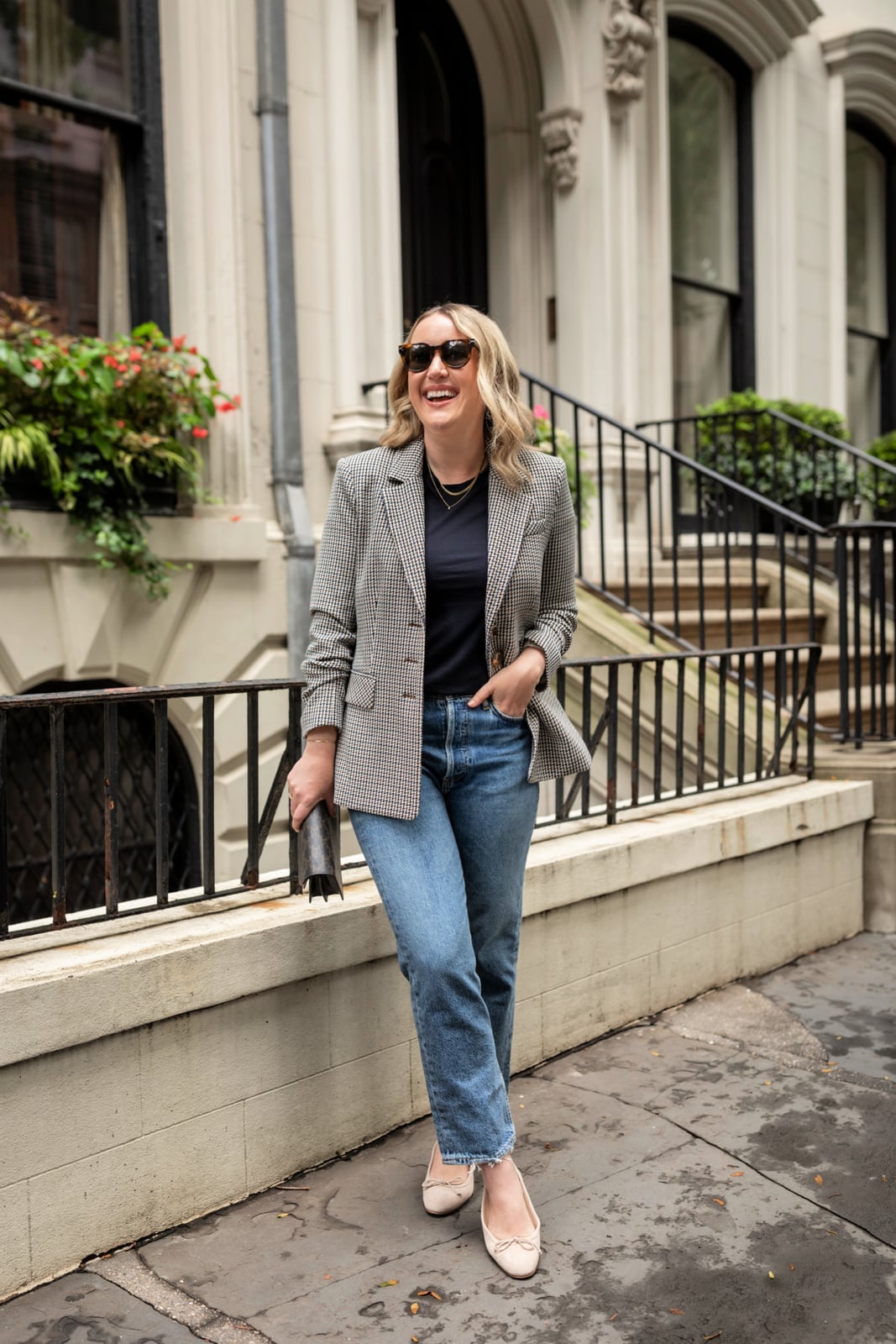 Straight leg jeans with a black t-shirt and houndstooth blazer Straight leg jeans with a black t-shirt and houndstooth blazer — Jeans Outfits