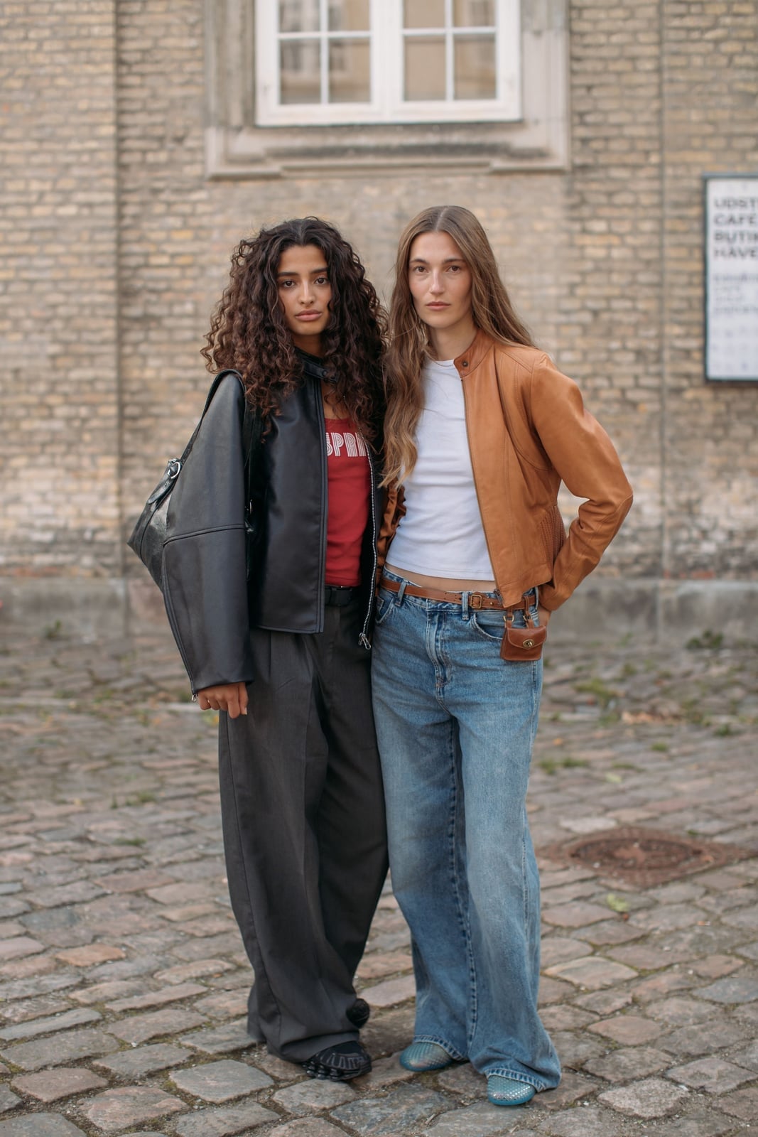 Wide leg blue jeans with graphic t-shirt and leather jacket Wide leg blue jeans with graphic t-shirt and leather jacket — Jeans Outfits