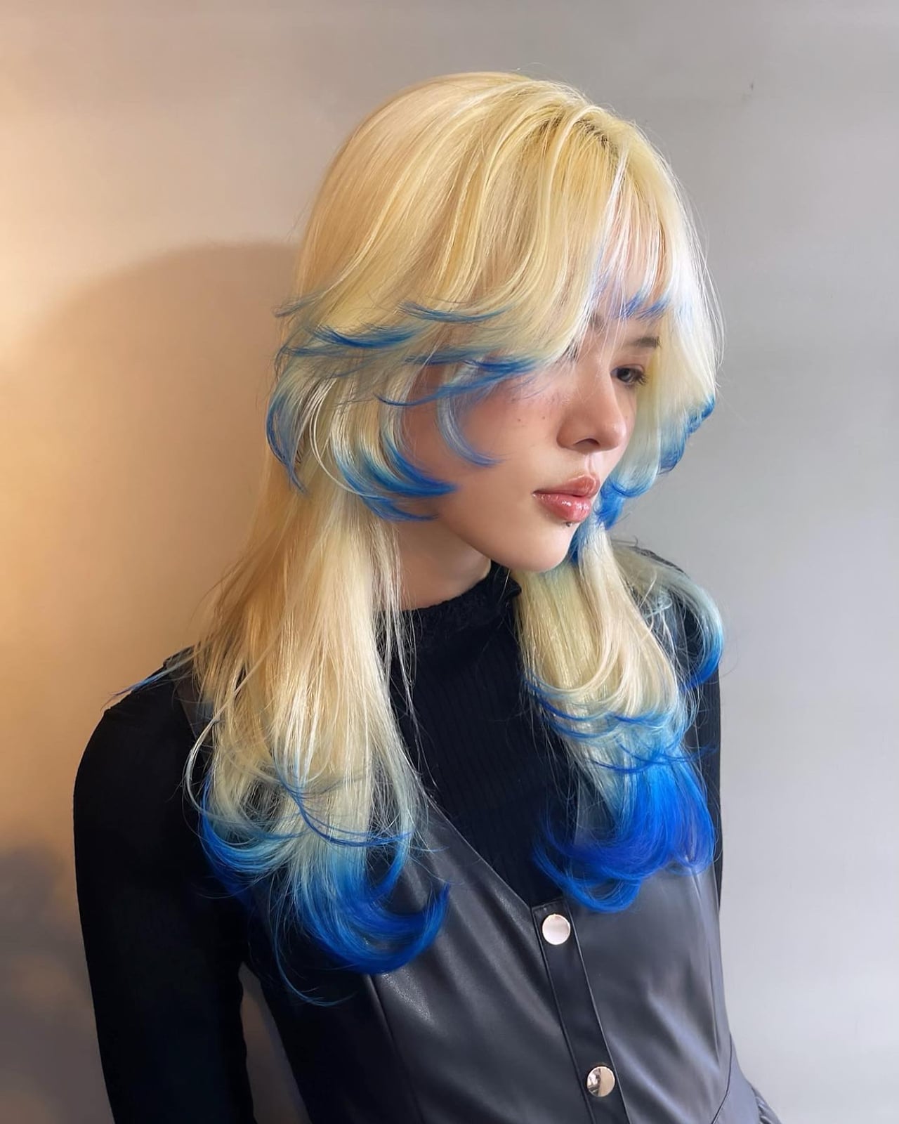 Platinum Blonde Jellyfish With Blue Accents Platinum Blonde Jellyfish With Blue Accents — Jellyfish Haircut