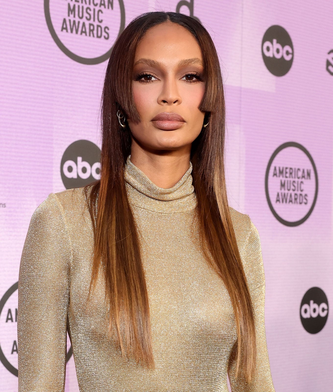 Mid-Back Straight Hair With Blunt Bangs Mid-Back Straight Hair With Blunt Bangs — Jellyfish Haircut