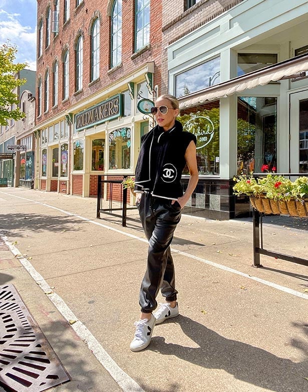 Chic casual faux leather joggers outfit, White Low-Top Sneakers Chic casual faux leather joggers outfit, White Low-Top Sneakers — Joggers Outfits