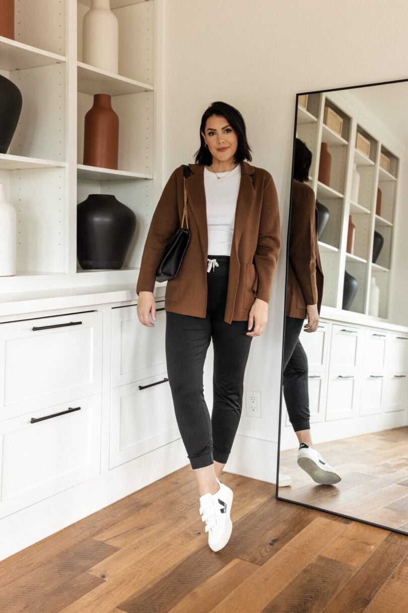Charcoal gray joggers with brown knit blazer Charcoal gray joggers with brown knit blazer — Joggers Outfits
