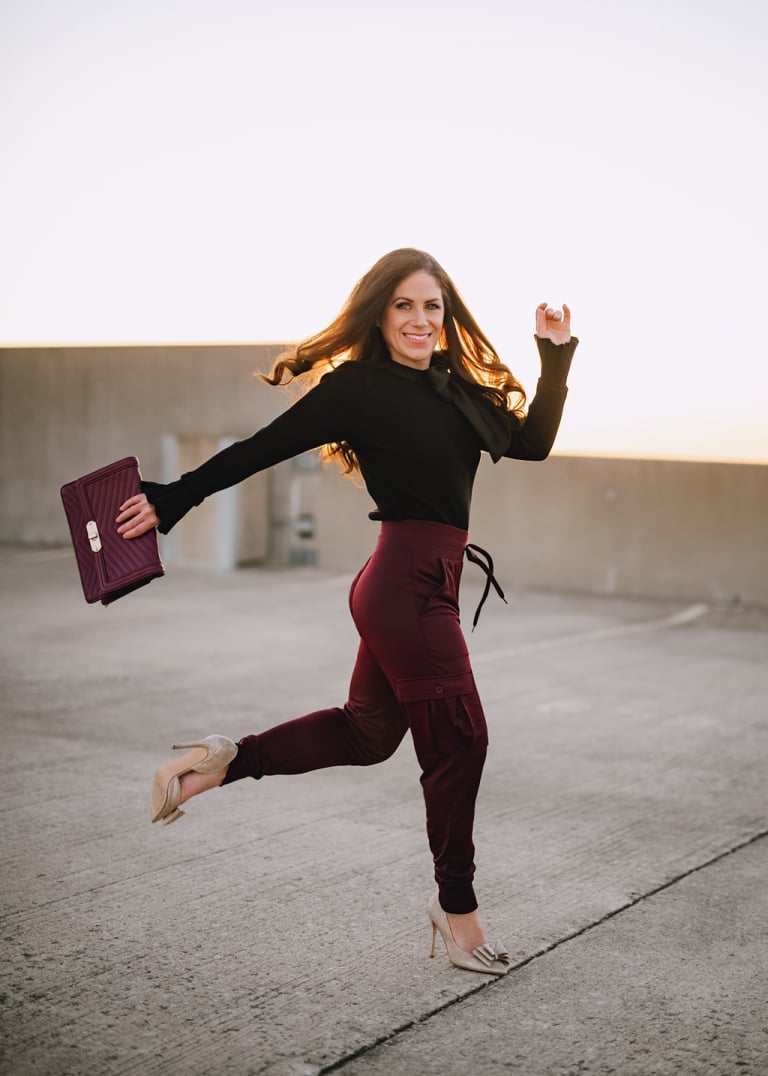 Burgundy cargo joggers for evening casual Burgundy cargo joggers for evening casual — Joggers Outfits