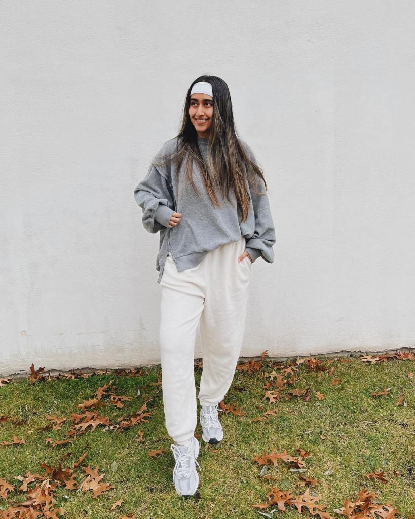 Cream joggers with oversized gray sweatshirt Cream joggers with oversized gray sweatshirt — Joggers Outfits