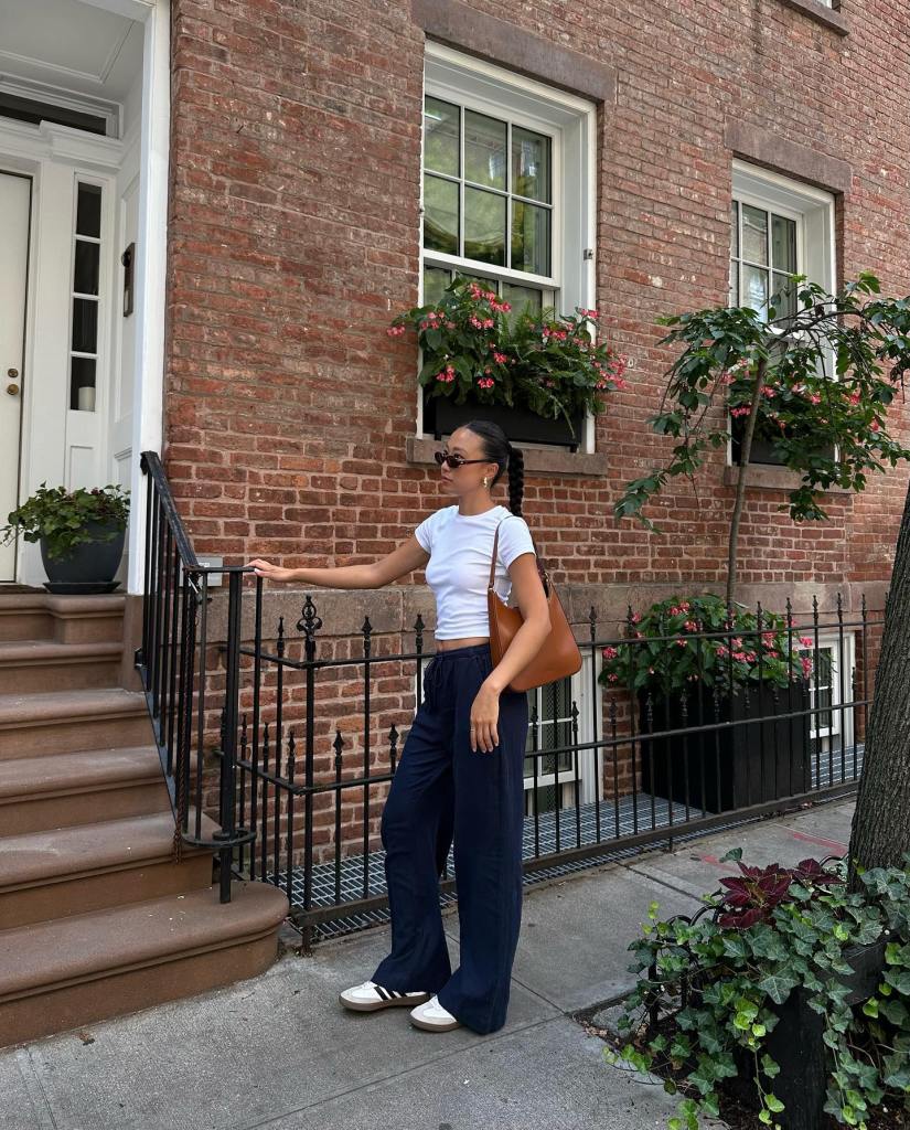 Wide-leg navy joggers with cropped t-shirt Wide-leg navy joggers with cropped t-shirt — Joggers Outfits