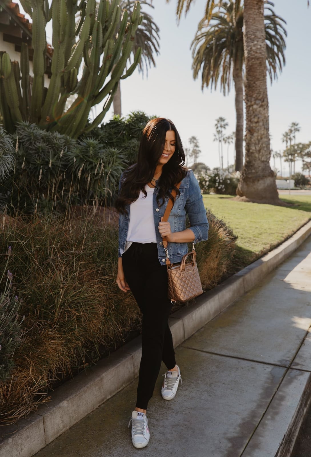 Fitted black joggers with denim jacket Fitted black joggers with denim jacket — Joggers Outfits