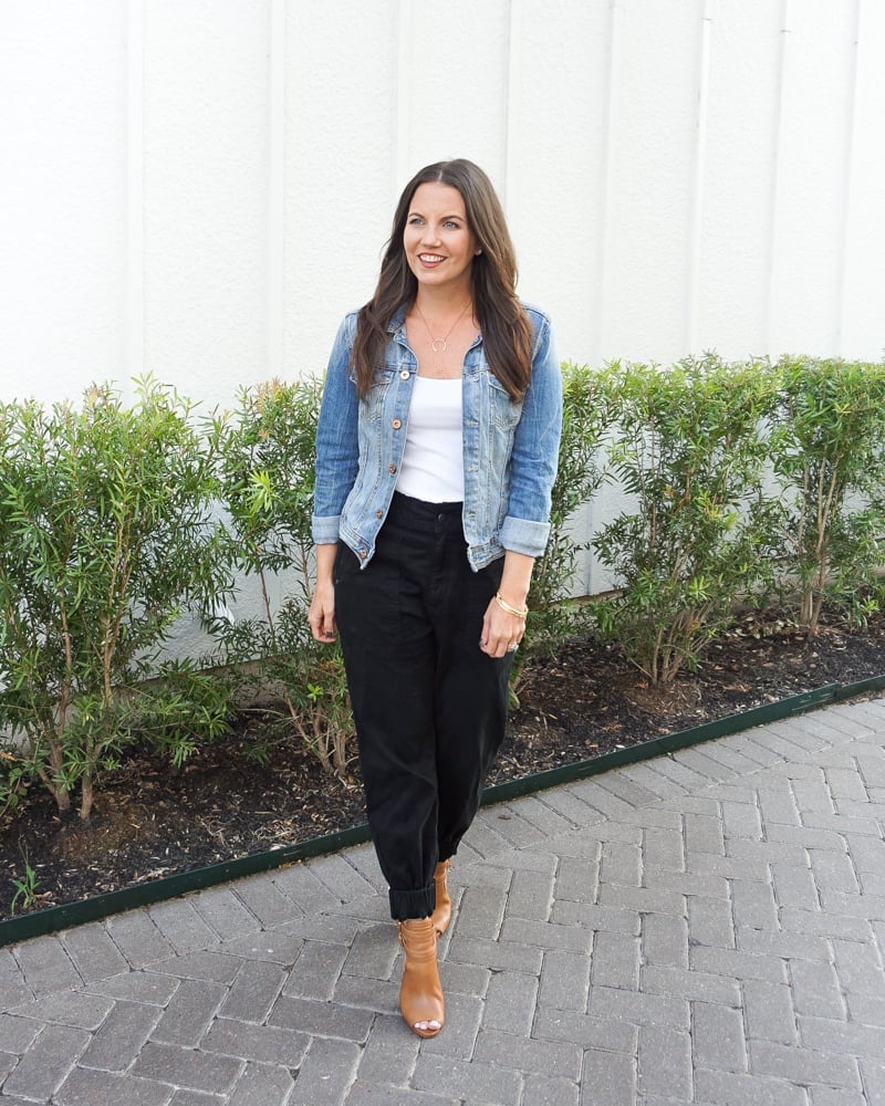 Black joggers with denim jacket and ankle boots Black joggers with denim jacket and ankle boots — Joggers Outfits
