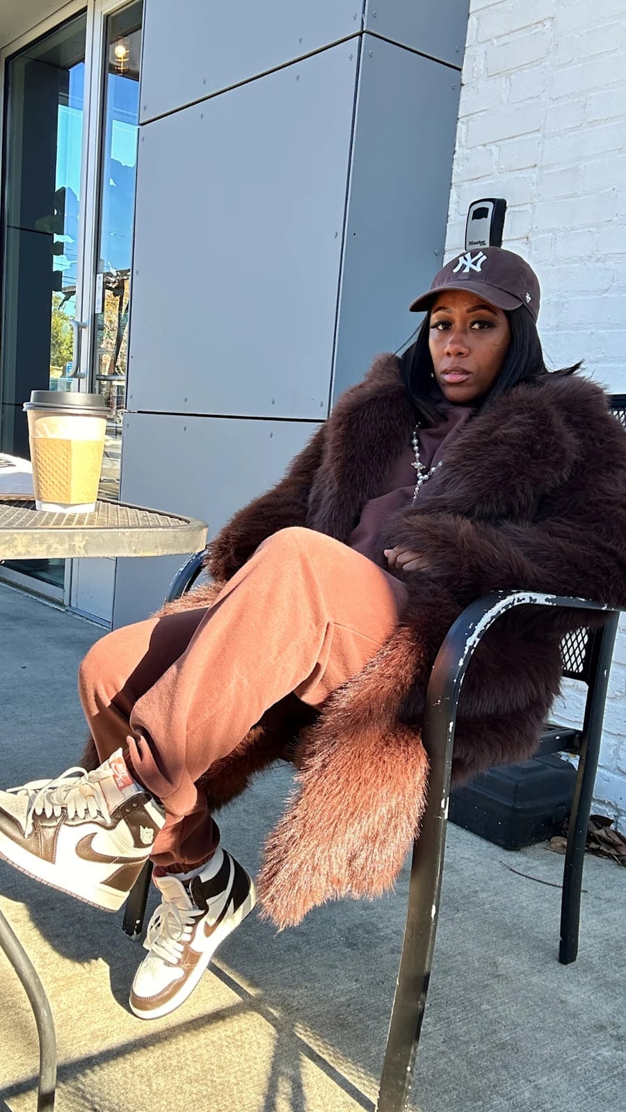 Brown joggers under a statement faux fur coat Brown joggers under a statement faux fur coat — Jogging Outfits